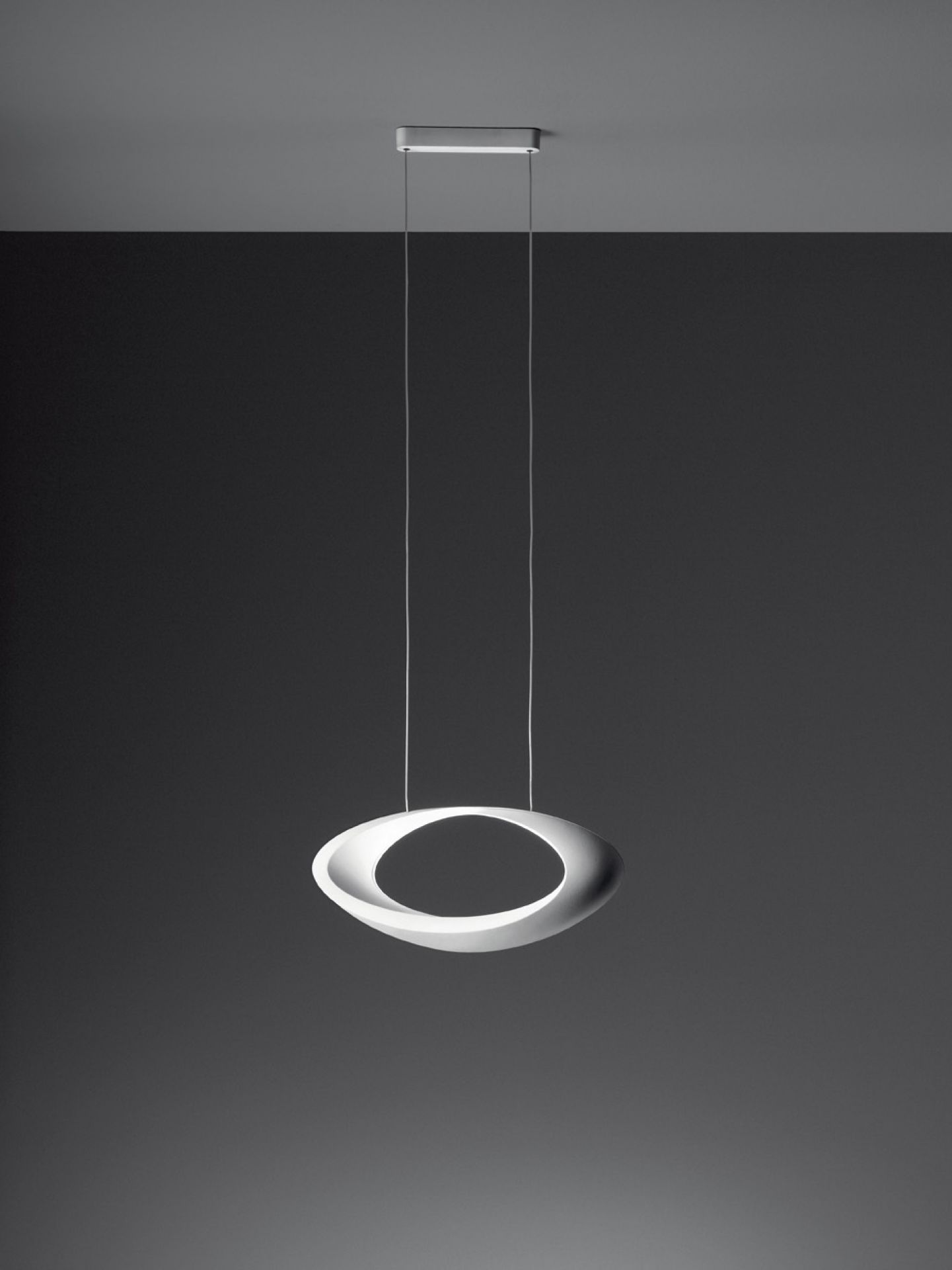 Weiße Cabildo LED Pendelleuchte von Artemide mit warmweißem Licht (2700K) und modernem Design.