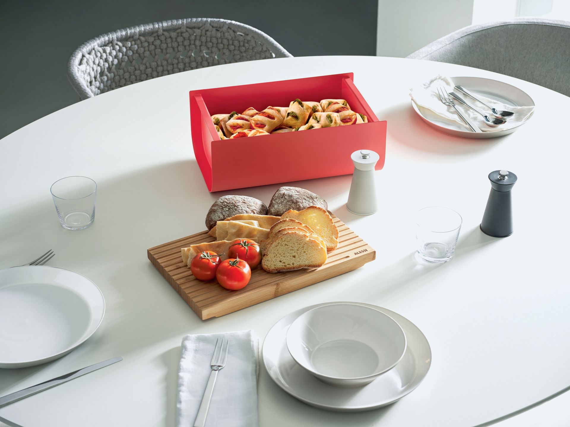 Mattina Brotkasten aus Stahl Warmes Grau Alessi