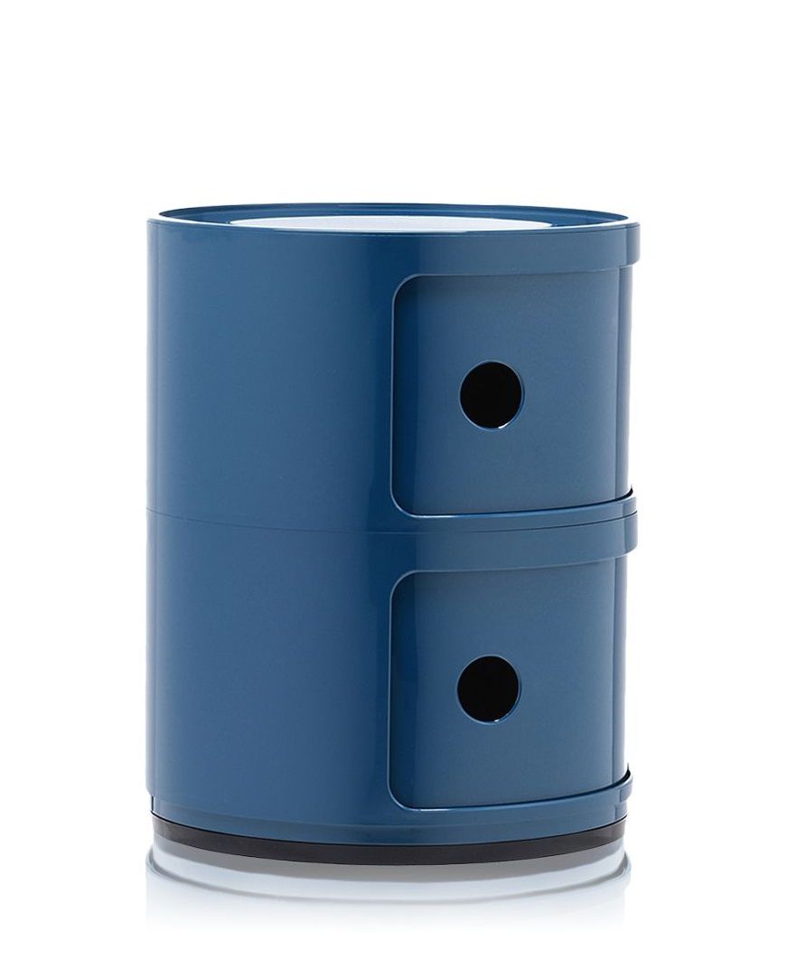 Blauer Kartell Componibili Container mit zwei Elementen und runden Öffnungen für Schubladen auf weißem Hintergrund.