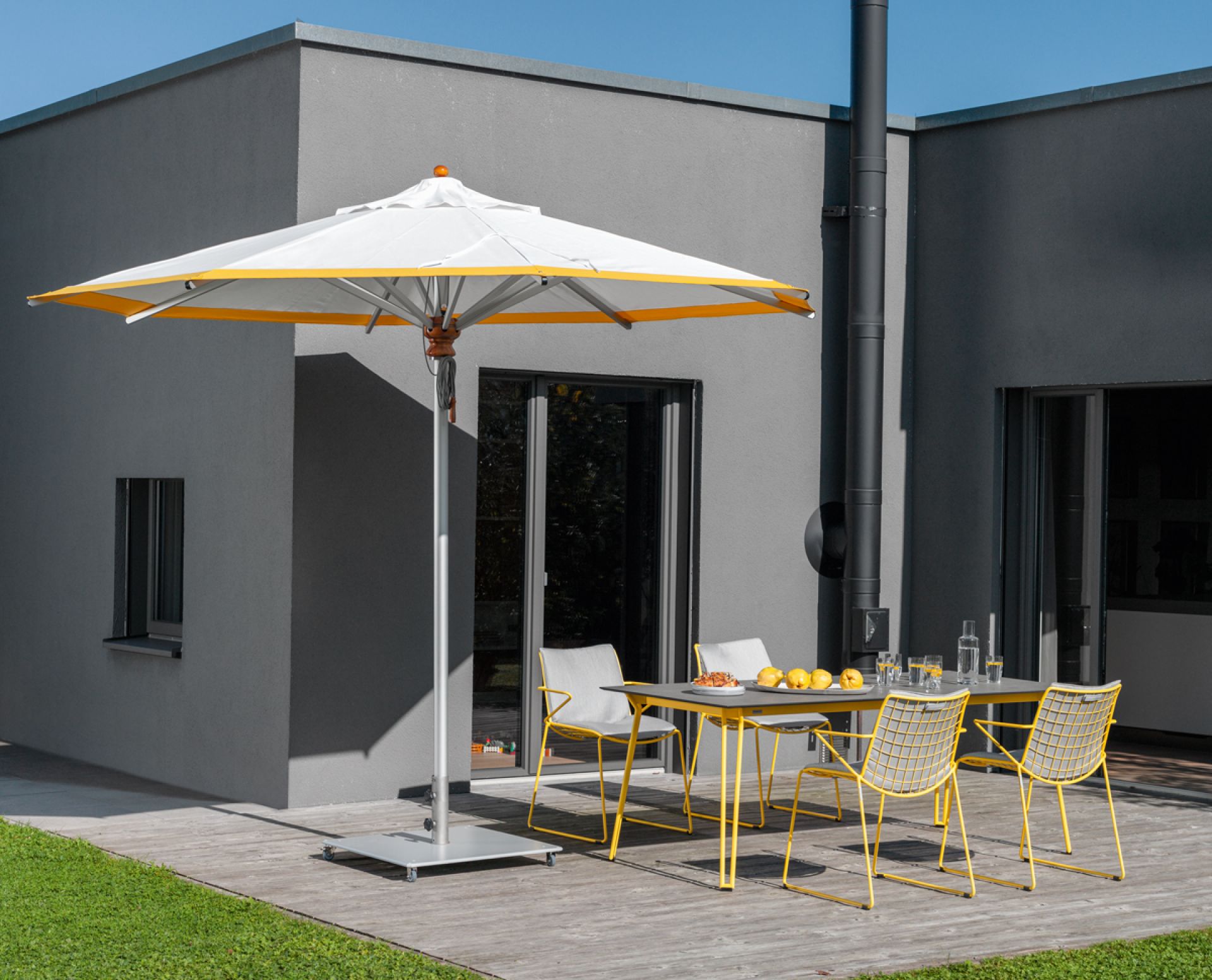 Weishäupl Sonnenschirm: Runder, weißer Alusonnenschirm mit gelbem Rand, ideal für Garten und Terrasse.