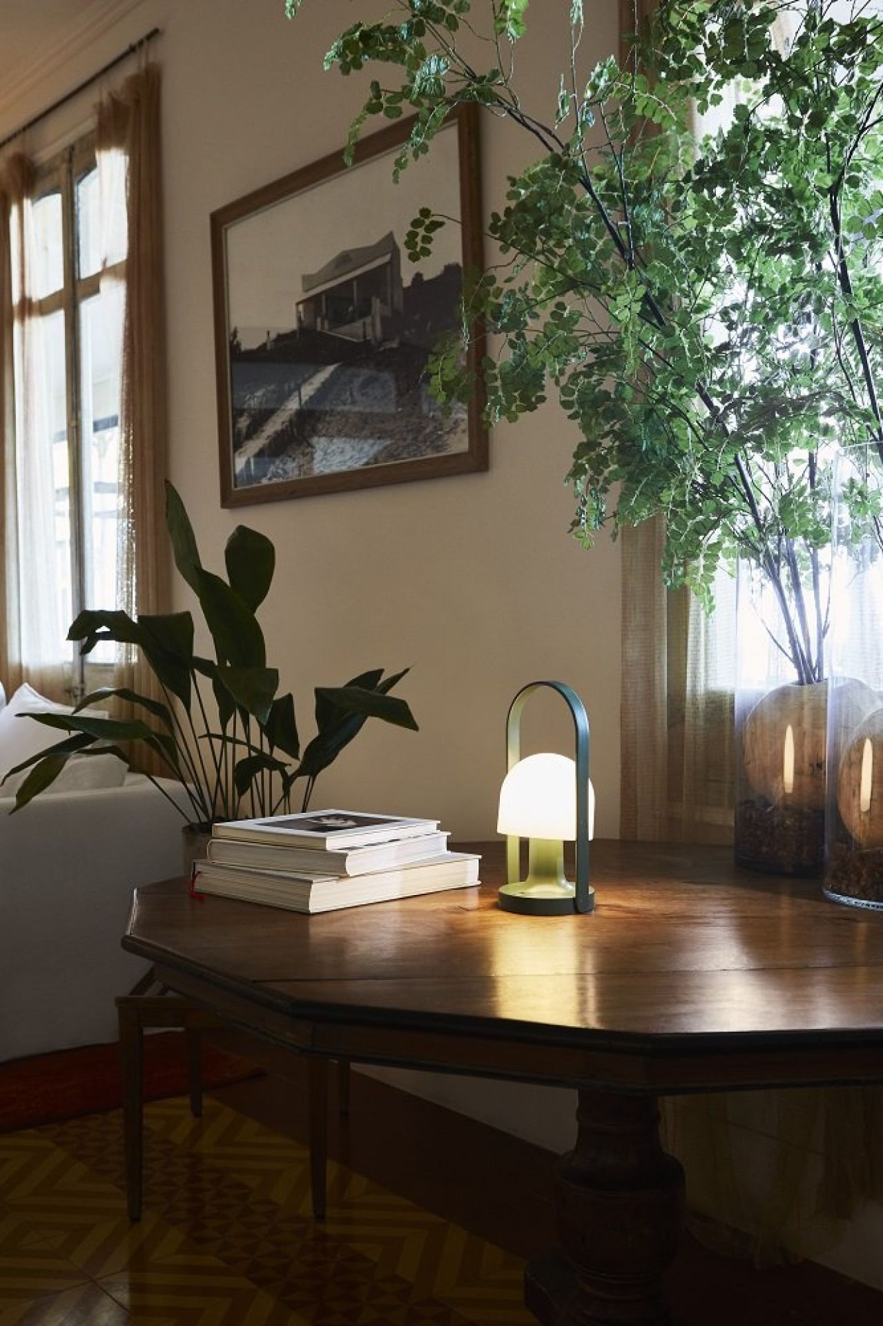 FollowMe LED Akkuleuchte von Marset auf Holztisch, moderne Tischleuchte, tragbare Lampe für Innenräume.