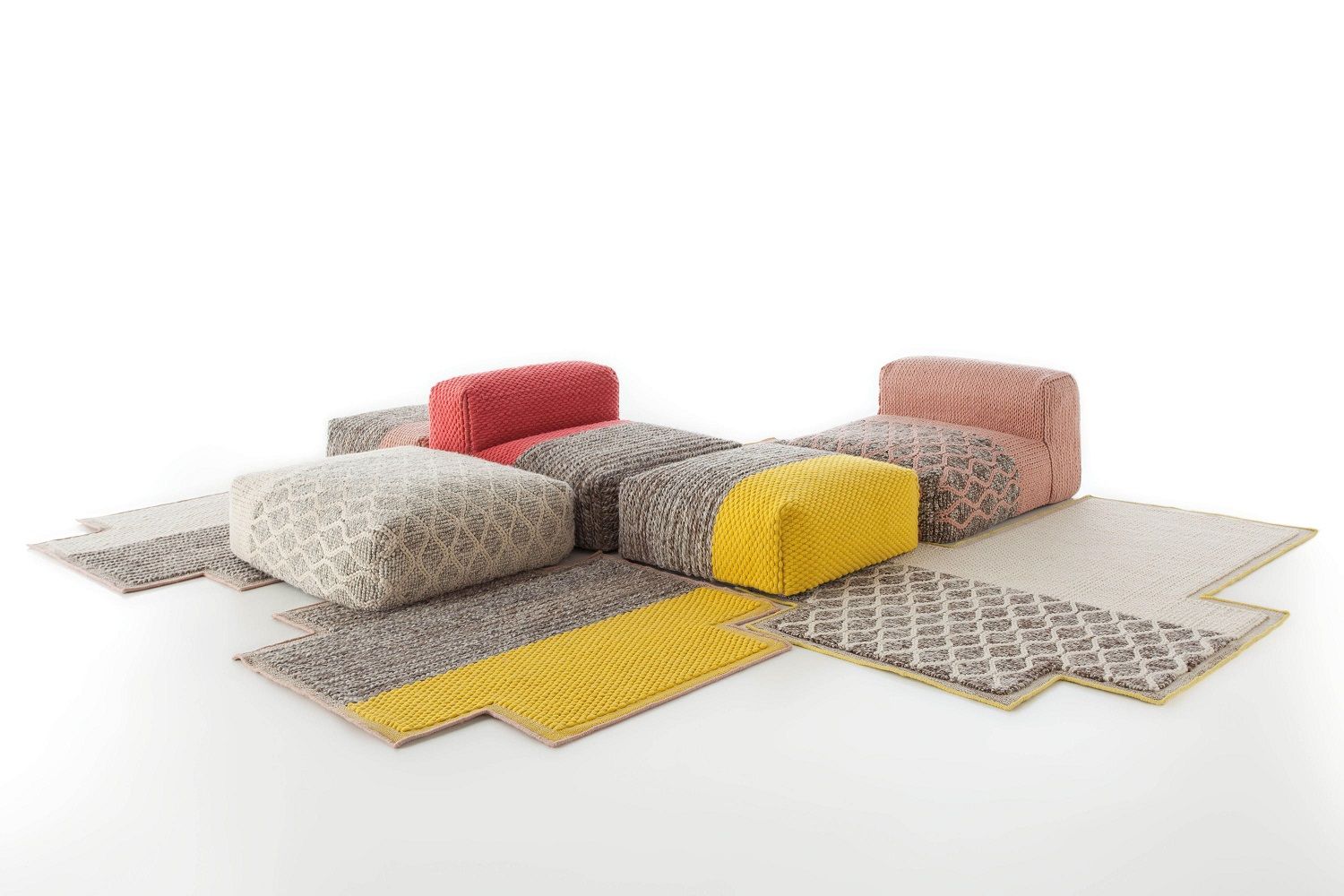 Mangas Space Modules: Modulares Sitzsystem mit bunten Sesseln, Poufs und Teppichen auf weißem Hintergrund.