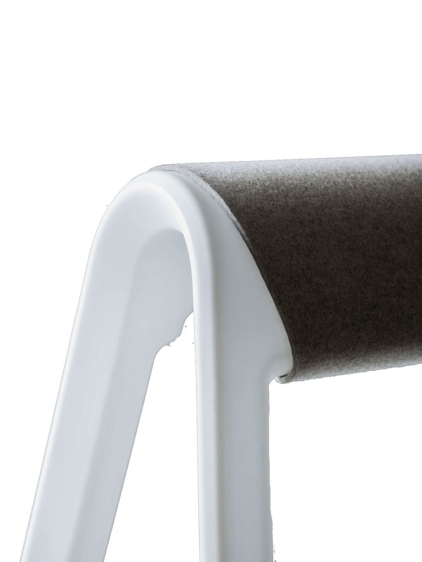 Detailaufnahme: Weißer Wilkhahn Sitzbock mit grauem Filzbezug. Ergonomischer Hocker für aktives Sitzen.