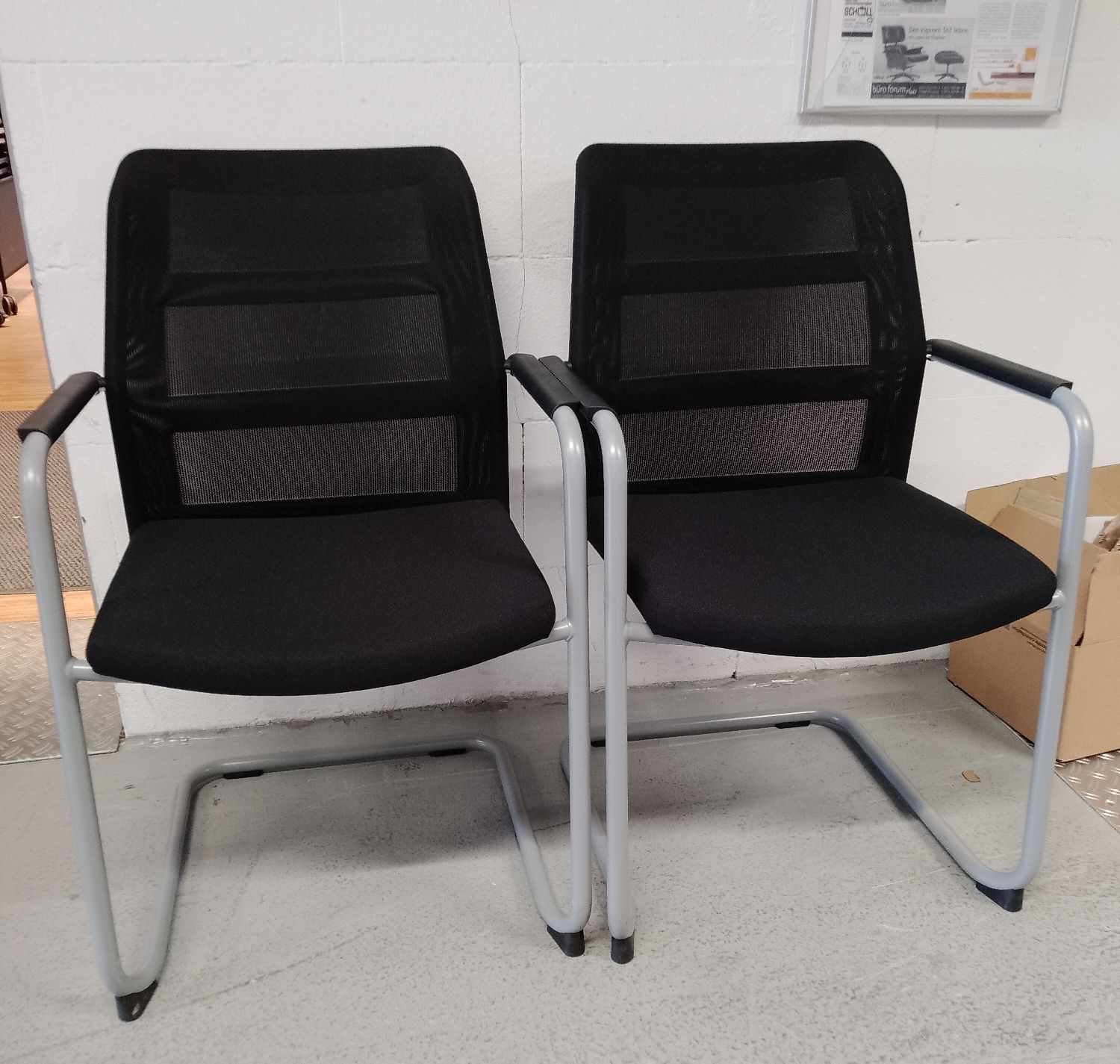 paro_2 Freischwinger mit Netzrücken und Armlehnen 2-er Set Wiesner Hager AUSSTELLUNGSSTÜCK / GEBRAUCHTMÖBEL