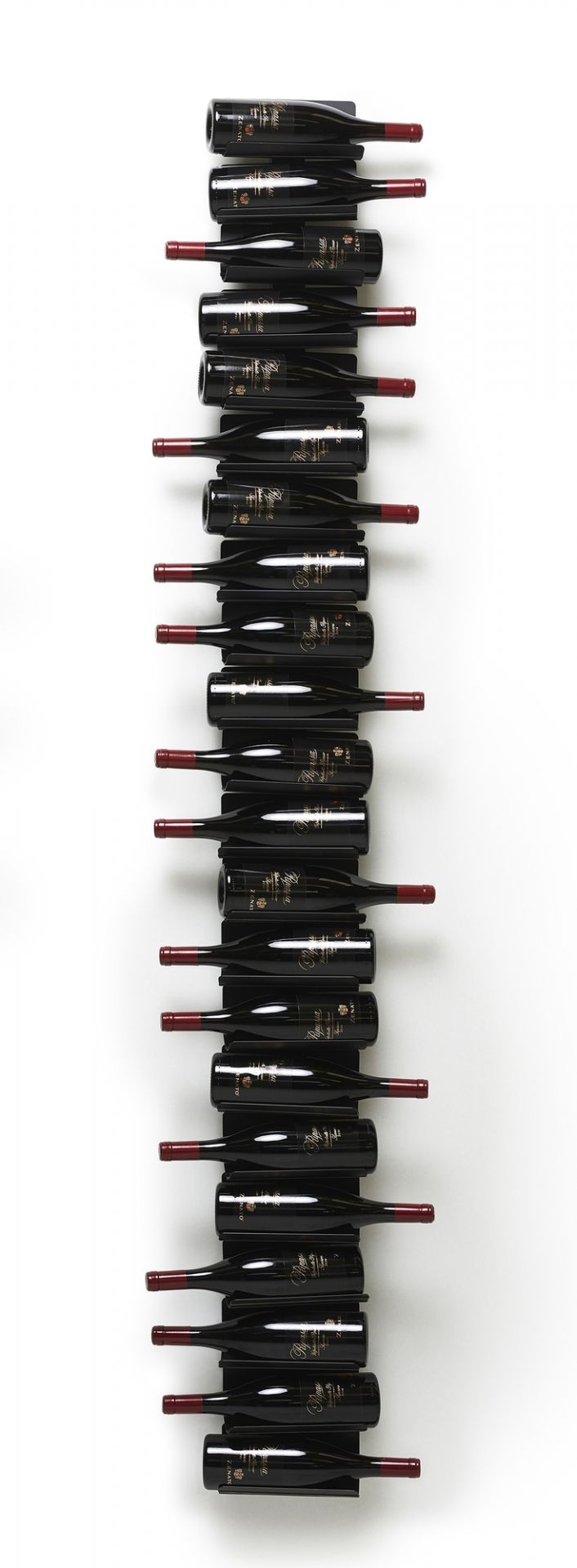 Schwarzes Ptolomeo Vino Wand Weinregal 208 von Opinion Ciatti mit gefüllten Weinflaschen.