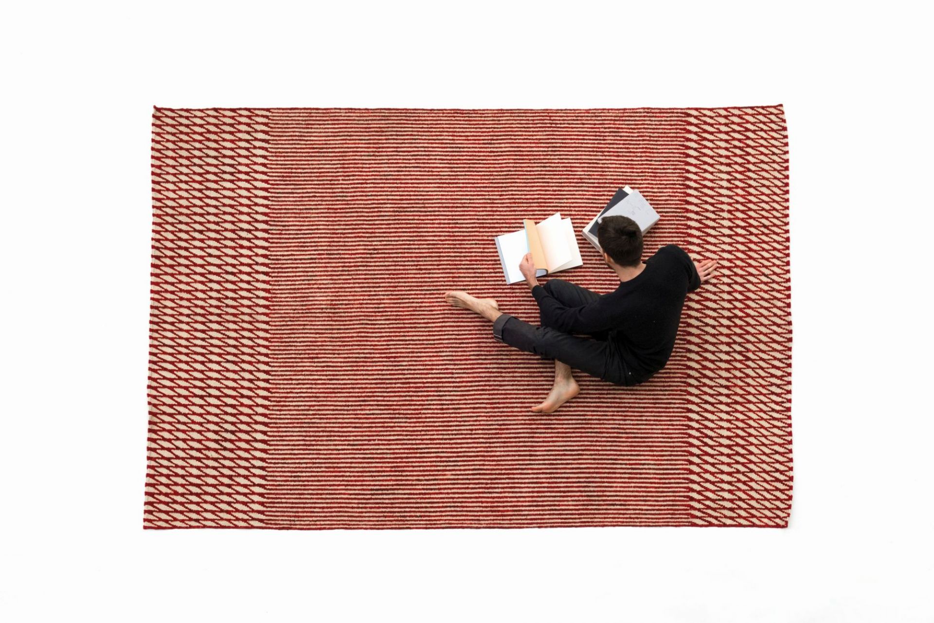 Roter Blur Teppich von Nanimarquina (170x240 cm) mit Person beim Lesen. Design Teppich.