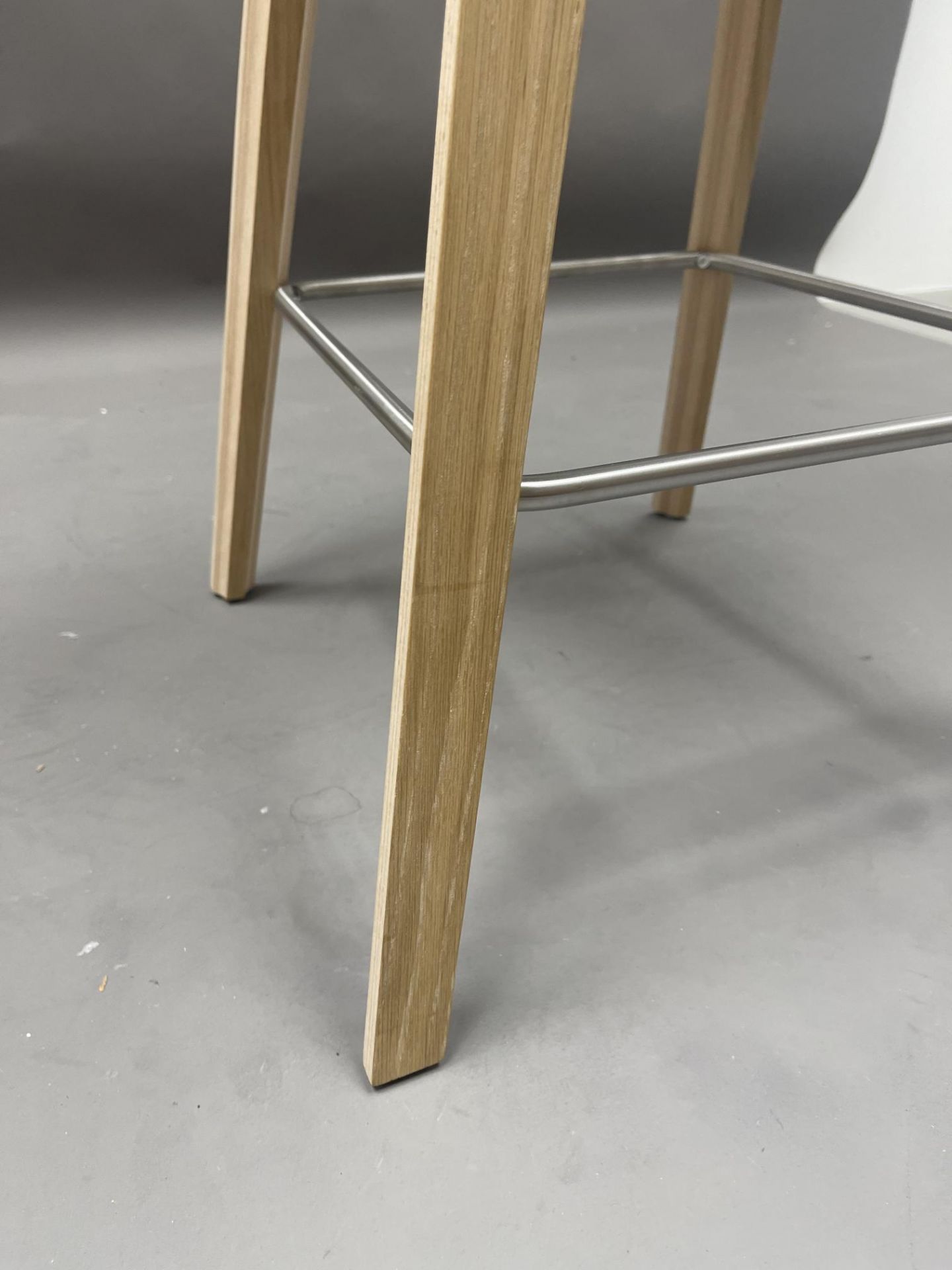 About a Stool AAS32 / AAS 32 Barhocker LOW PASTELL GREEN / EICHE GESEIFT Hay MÄNGELEXEMPLAR  