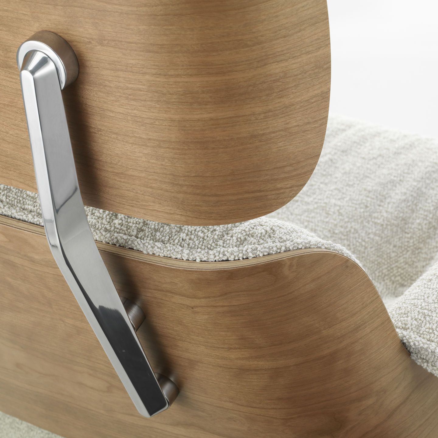 Eames Lounge Chair & Ottoman Sessel VORZUGSKOMBINATION Nubia, cream sand, poliert, Kirschbaum