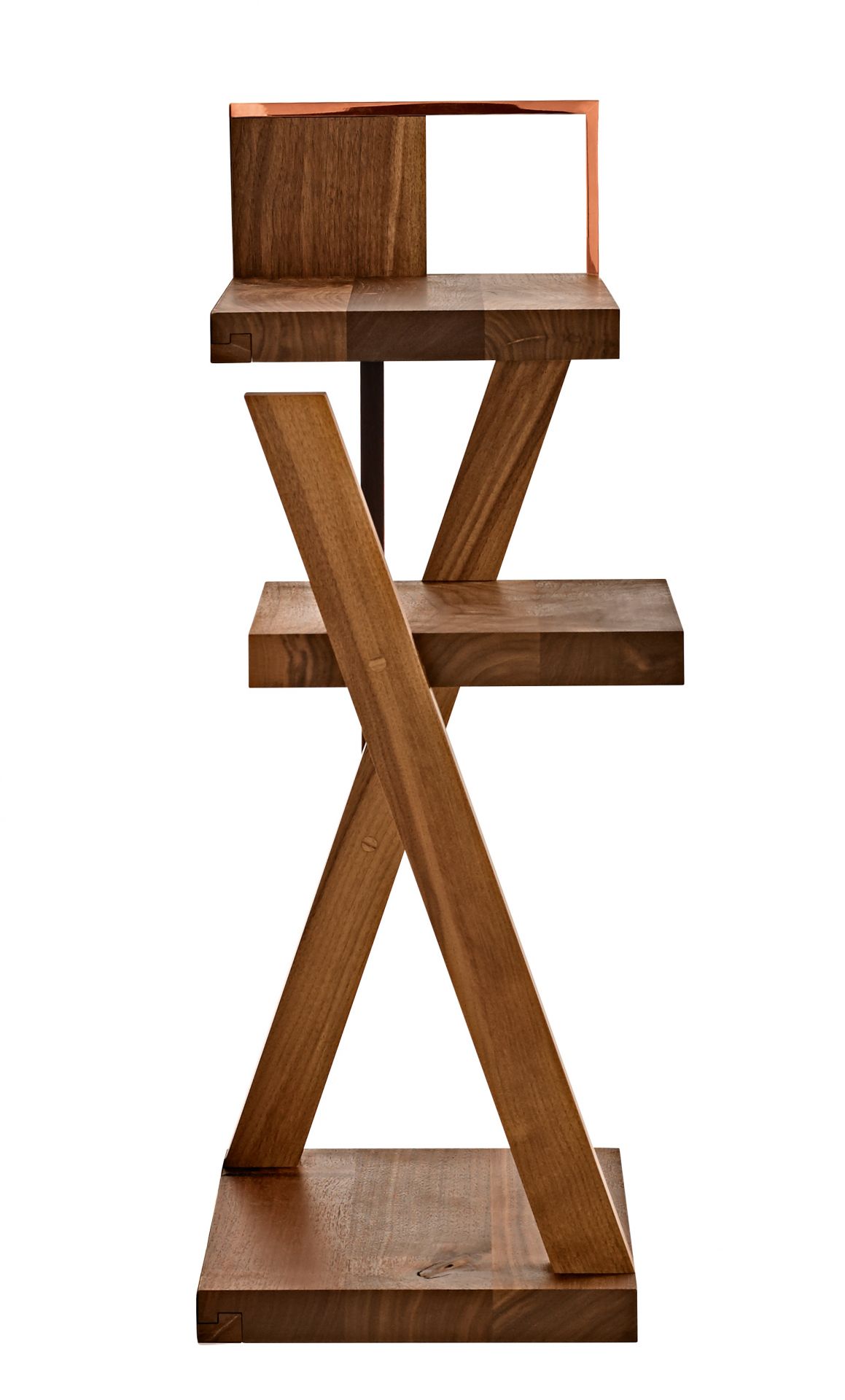 Modernes Wandregal aus Nussbaum mit einzigartigem Design und stabiler Konstruktion.