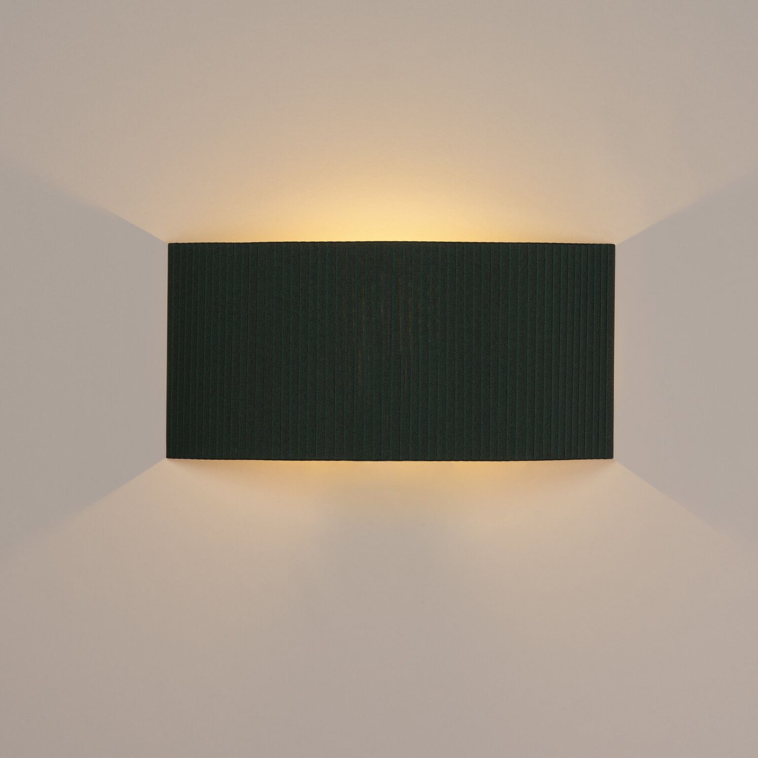 Rechteckige Wandleuchte "Comodín" in Grün mit Stoffschirm und indirektem Licht für stimmungsvolle Beleuchtung.