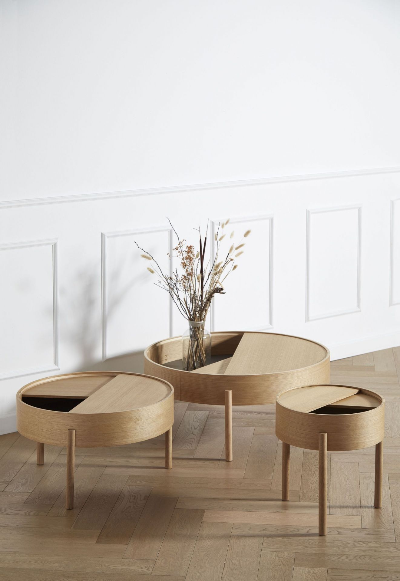Arc Coffee Table von Woud, runde Holztische mit Stauraum und minimalistischem Design.