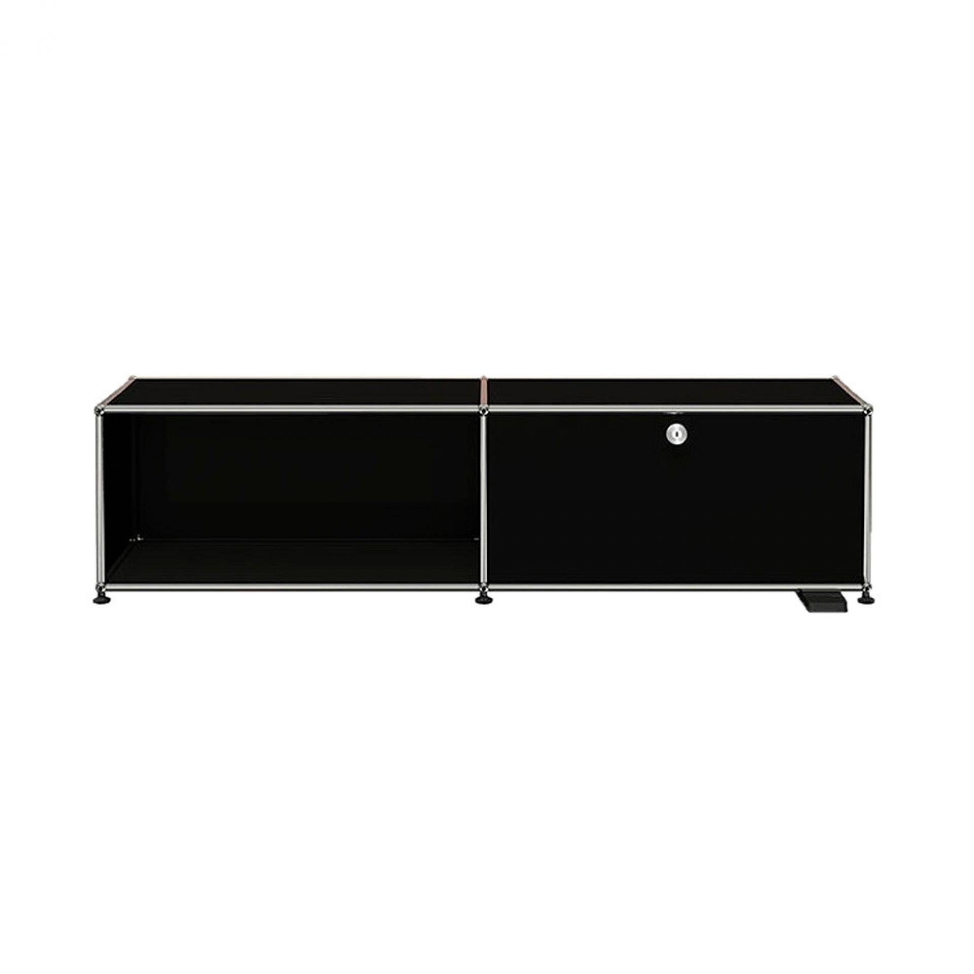 Graphitschwarzes USM Haller Sideboard mit einem offenen Fach und einem abschließbaren Fach für TV/Hi-Fi.