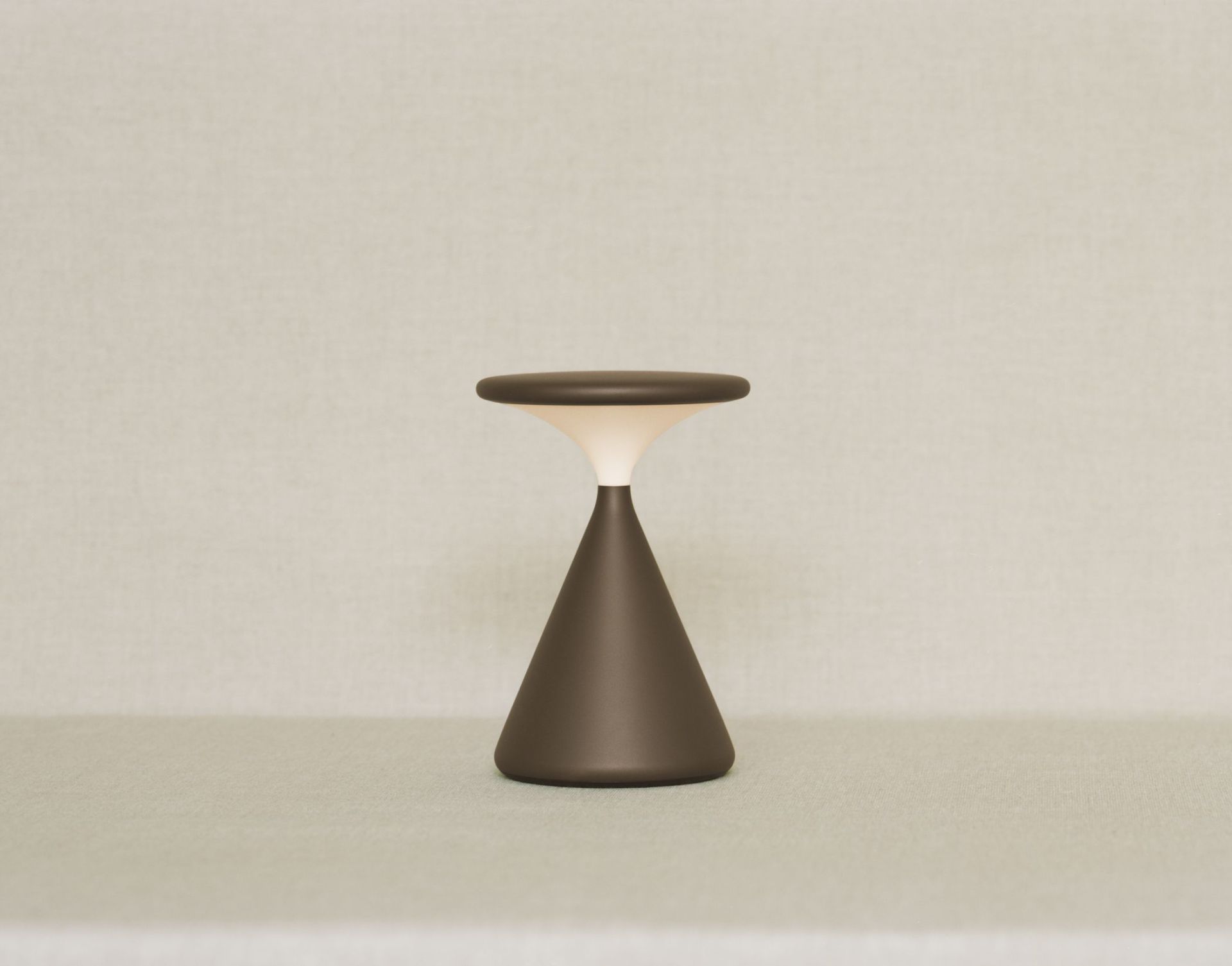 Salt Akkuleuchte / Tischleuchte Chocolate Grau