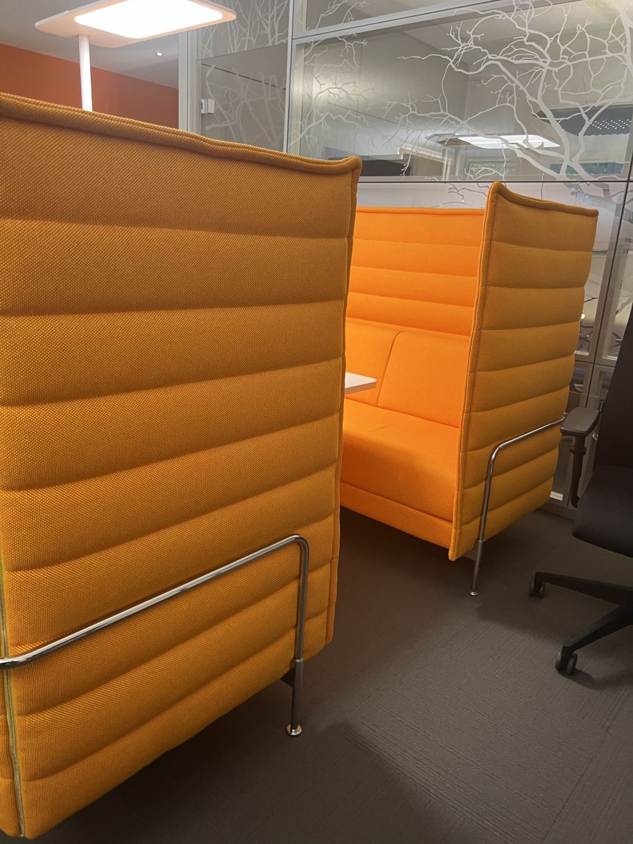 Alcove Cabin Highback 2-Sitzer Vitra AUSSTELLUNGSSTÜCK / GEBRAUCHTMÖBEL