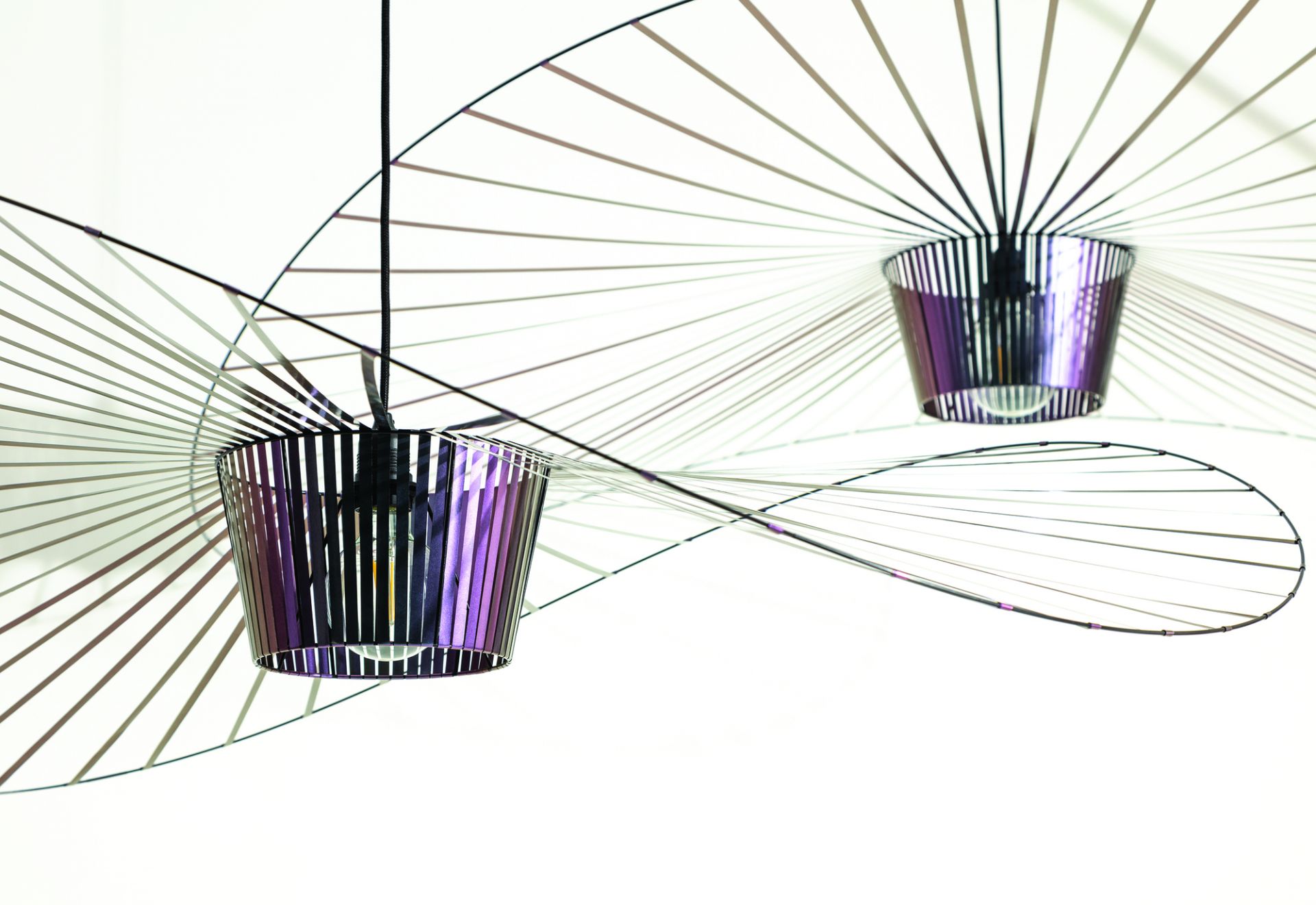 Vertigo Pendelleuchte von Petite Friture in Groß, modernes Design mit filigranem Lampenschirm und violettem Akzent.