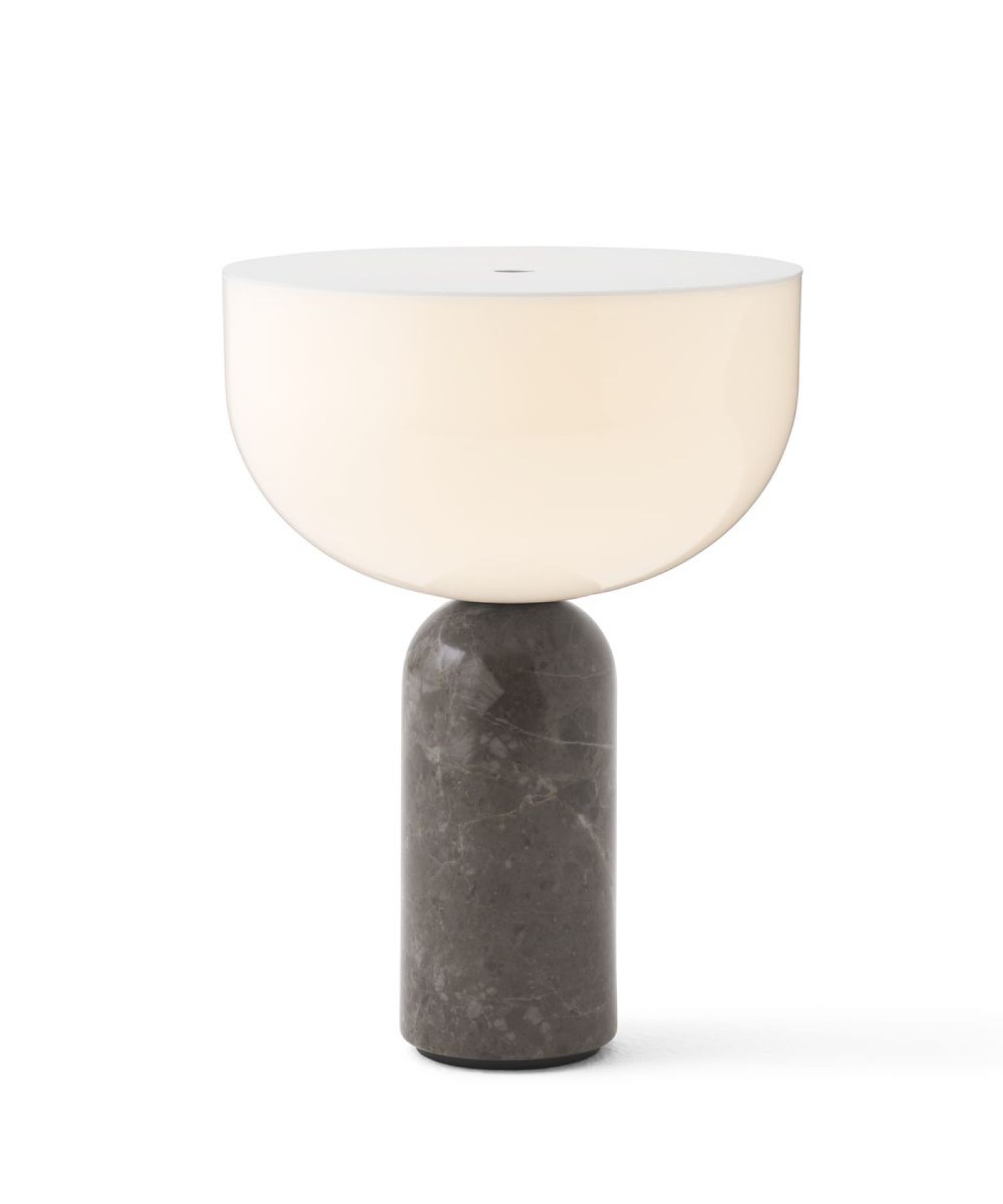 Kizu Tischleuchte von New Works in Sumpfgrau: Moderne Akkuleuchte mit Marmorfuß und sanftem Licht.