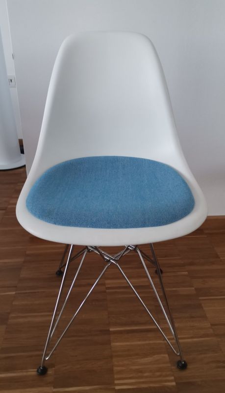 Eames Plastic Side Chair DSR Stuhl mit Sitzpolster Vitra Chrom - Hopsak BLAU, WEISS AUSSTELLUNGSSTÜCK