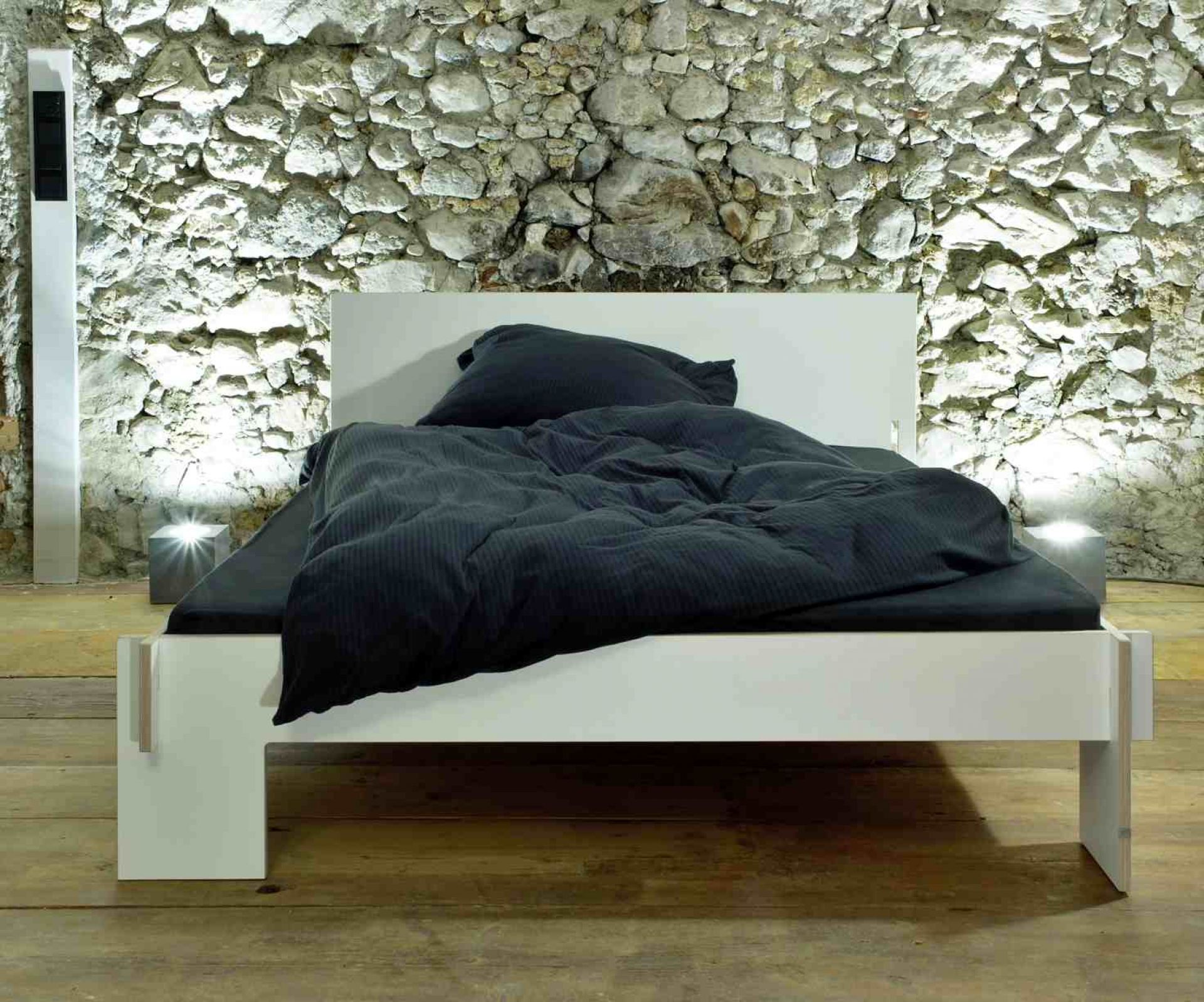 Siebenschläfer Bett mit Kopfteil Nils Holger Moormann