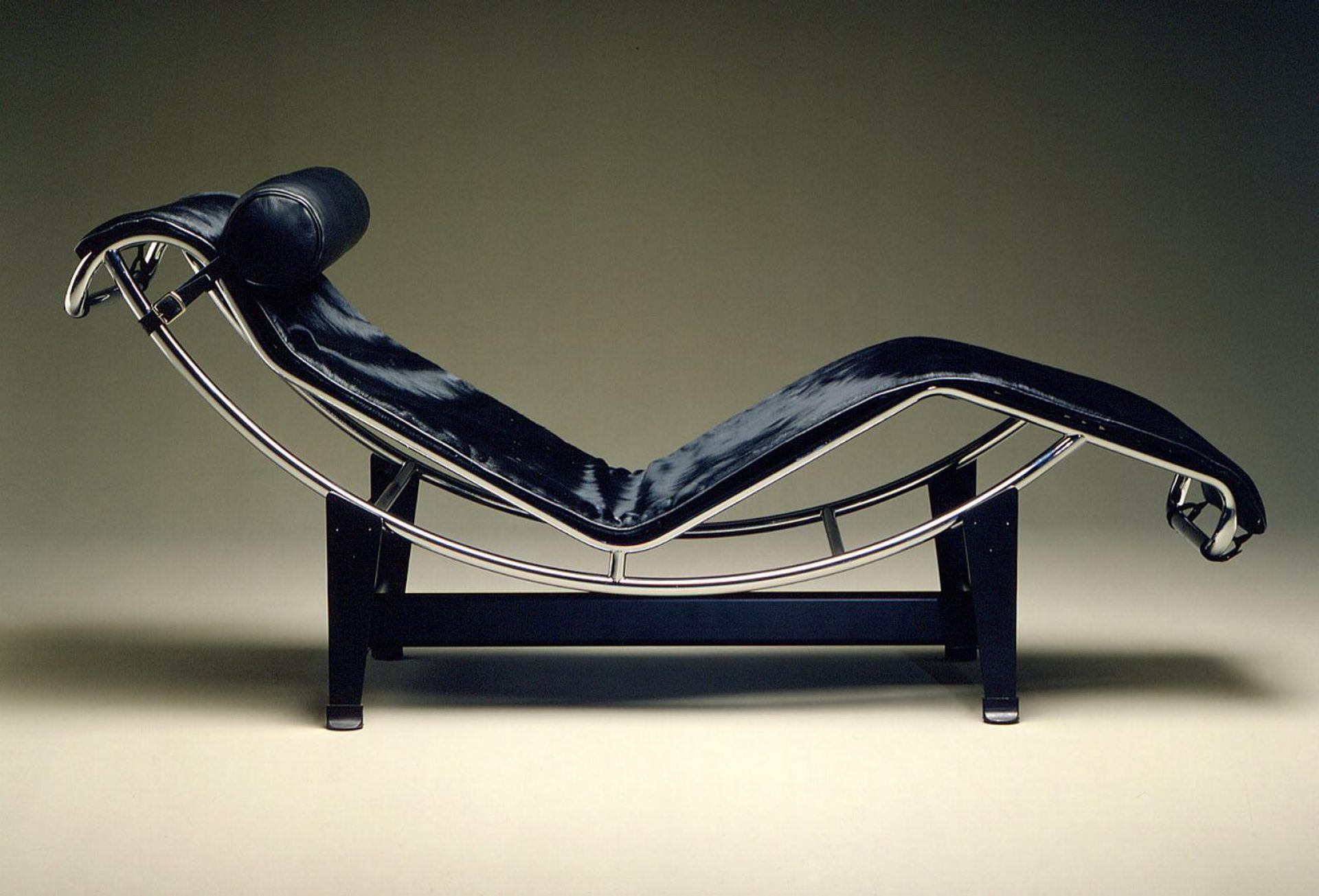 4 Chaise Longue à reglage continu Liege Leder schwarz ( Graphit ) / Nackenrolle gleiche Lederfarbe Cassina VORZUGSKOMBINATION QUICK-SHIP