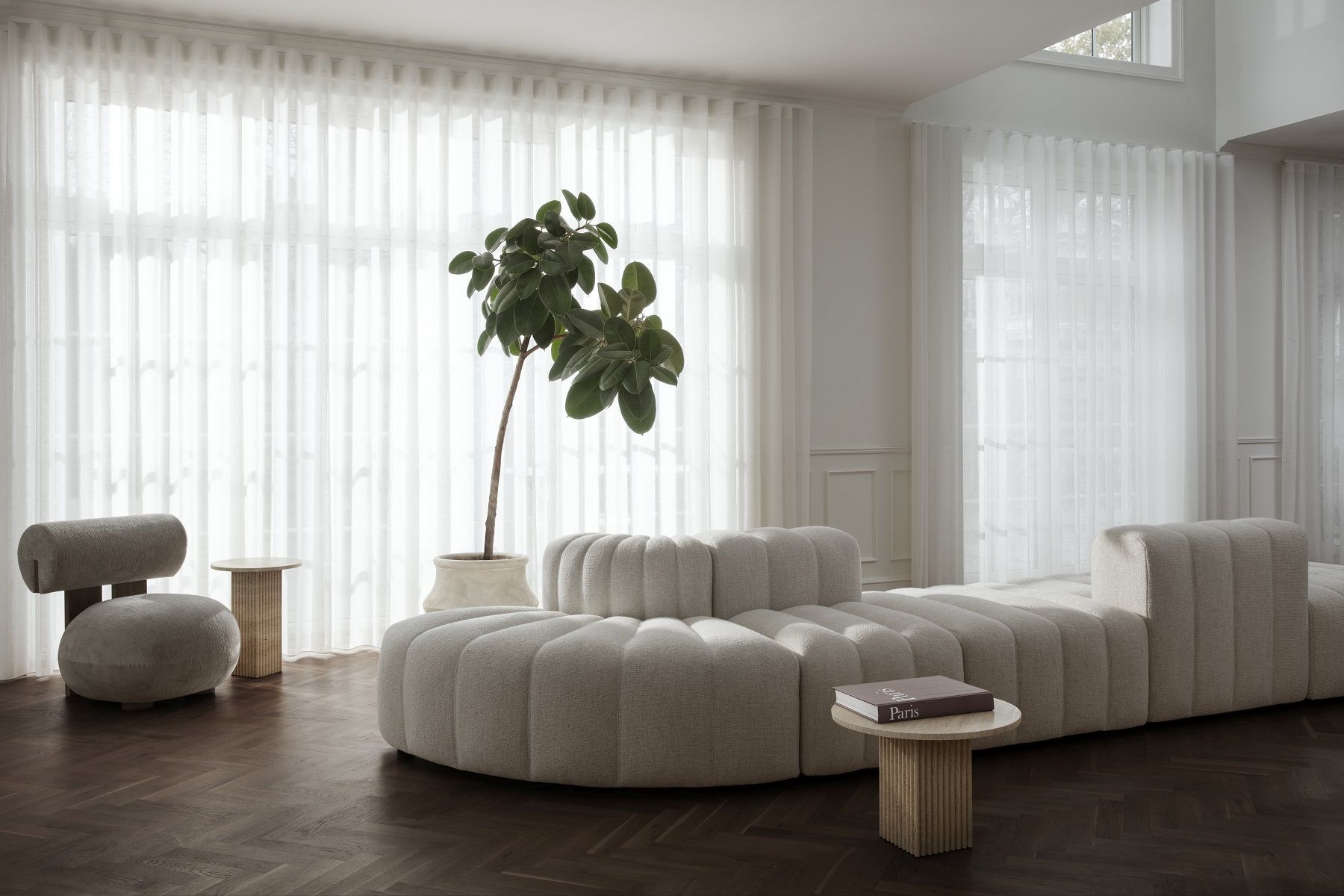 Heller Wohnraum mit modularem Sofa und NORR11 Soho Coffee Table Couchtisch aus Travertin.