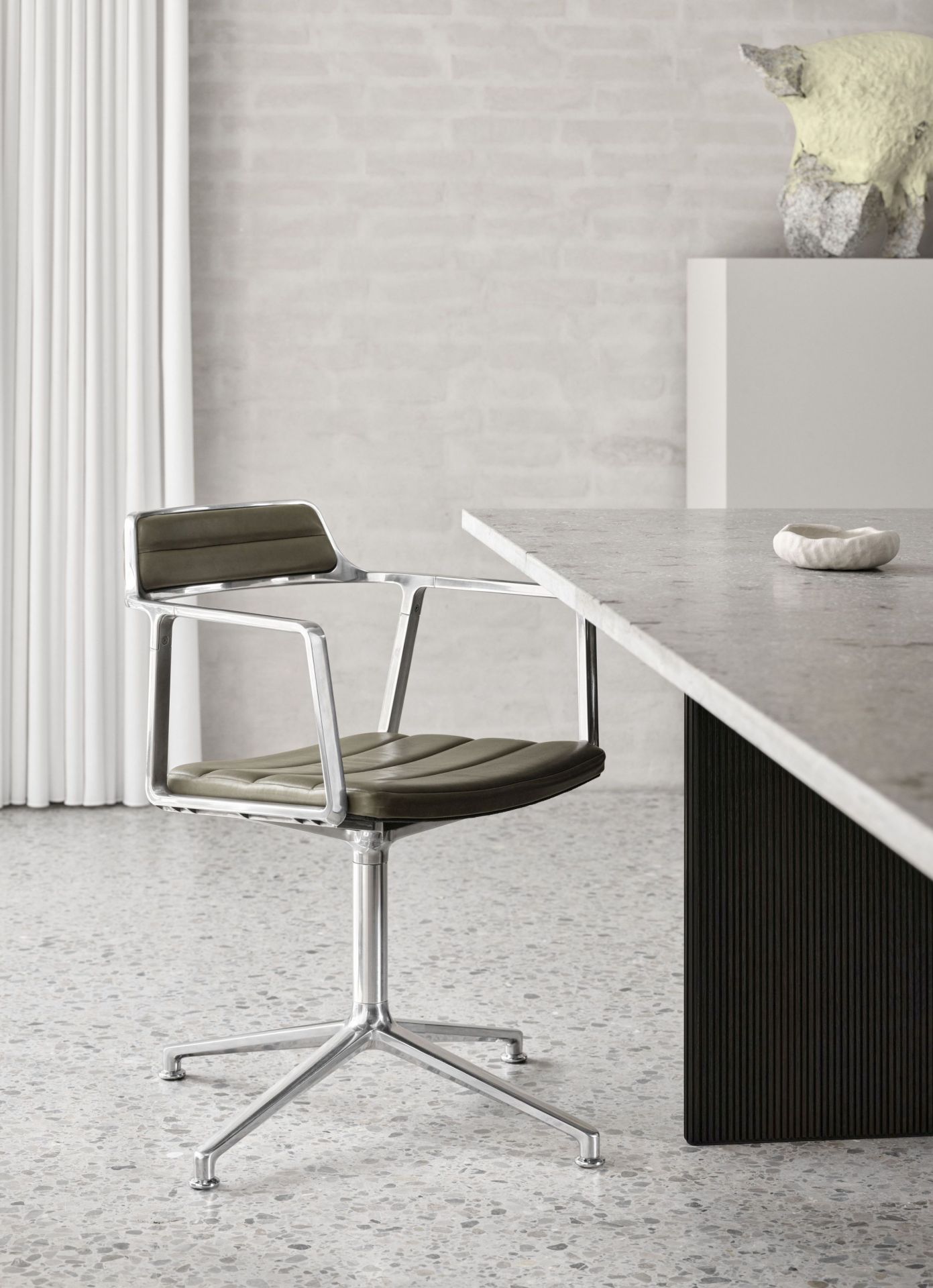 VIPP452 Swivel Stuhl mit Gleitern grünes Leder Vipp VIPP452 Swivel Stuhl mit Gleitern grünes Leder Vipp