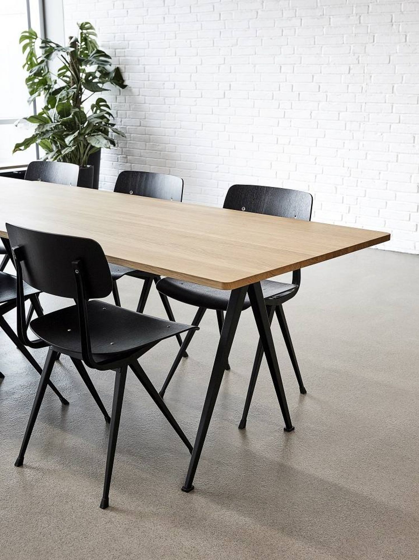 Pyramid Table 02 Esstisch Hay Eiche geräuchert schwarz B 190 x T 85 Pyramid Table 02 Esstisch Hay Eiche geräuchert schwarz B 190 x T 85