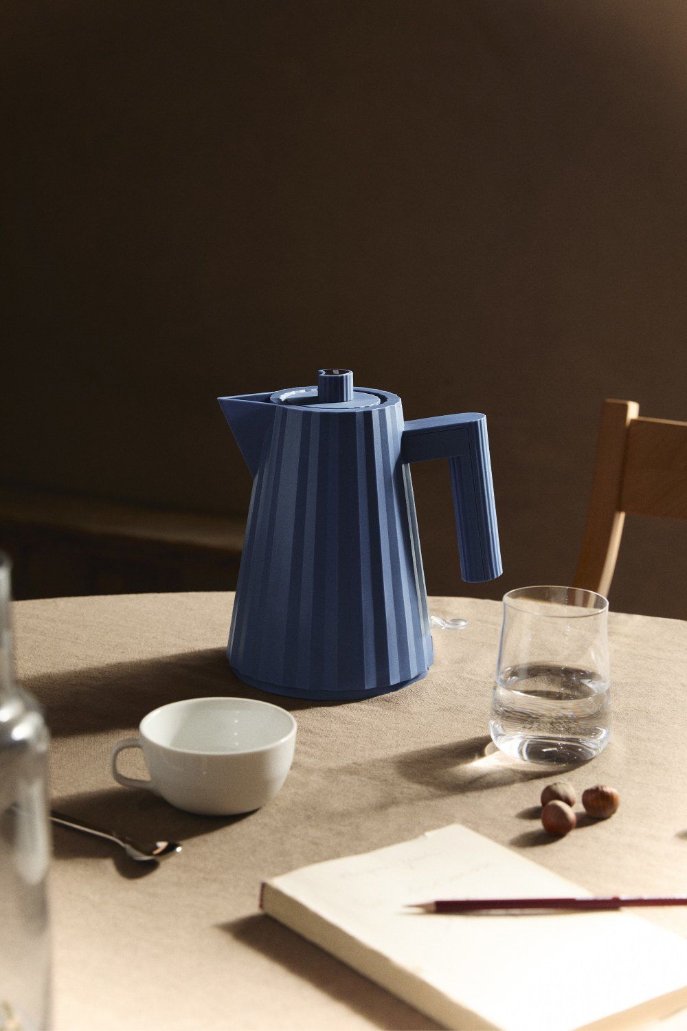 MDL06/1 Plissé Wasserkocher Small Alessi Blau