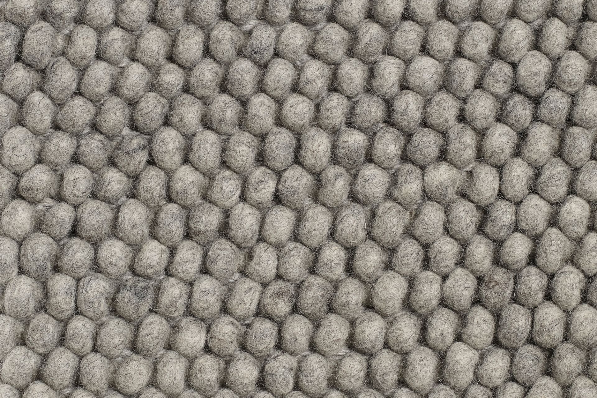 Detailaufnahme des Hay Peas Teppich L 300 cm in Medium Grau, Wollteppich mit Kugelstruktur.