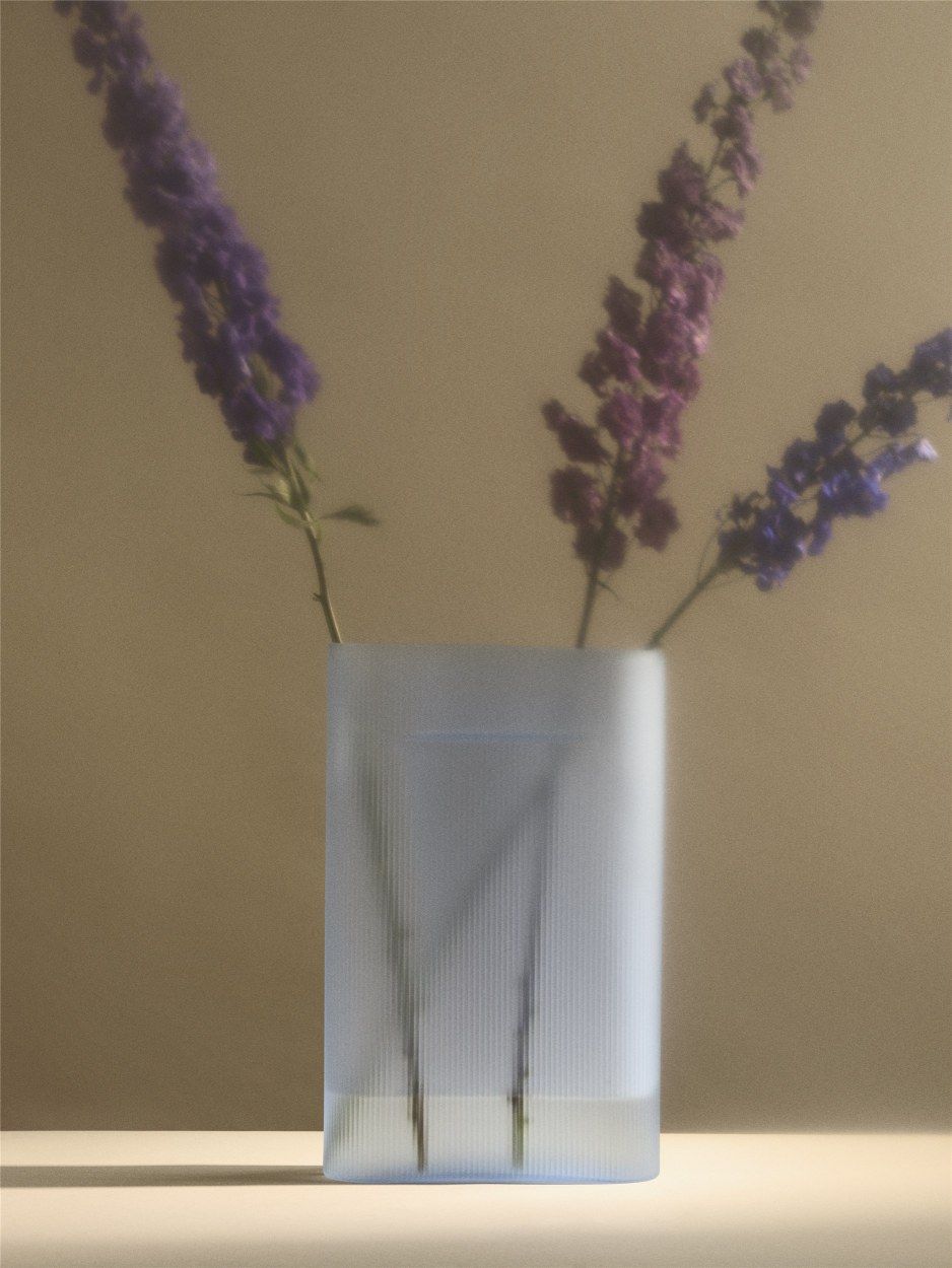 Ridge Vase Muuto Milchglas Hellblau H 35 cm Ridge Vase Muuto Milchglas Hellblau H 35 cm