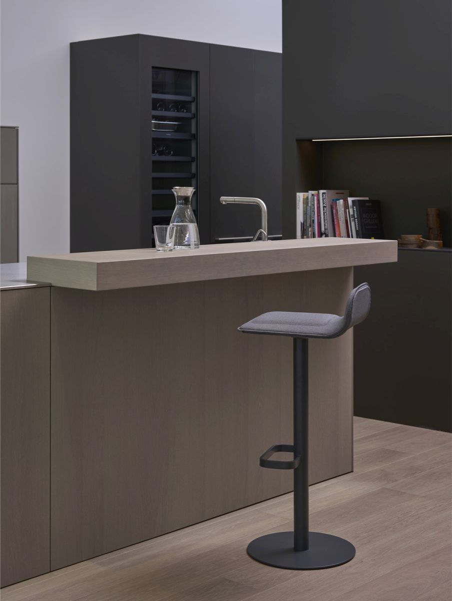 Dave Barhocker Anthrazit von Moree mit Sitzpolster in Anthrazit vor einer Kücheninsel.