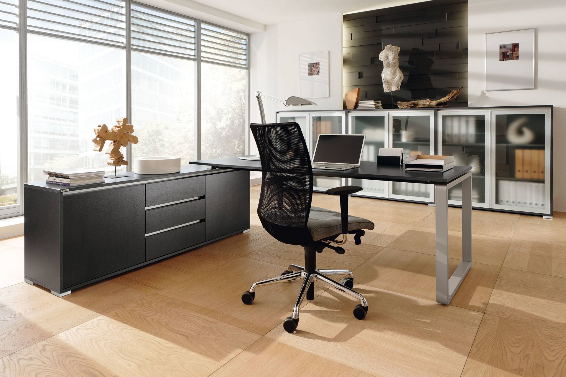 Büro mit Palmberg Pensum Tisch, Schreibtischstuhl und Sideboard in modernem Design.