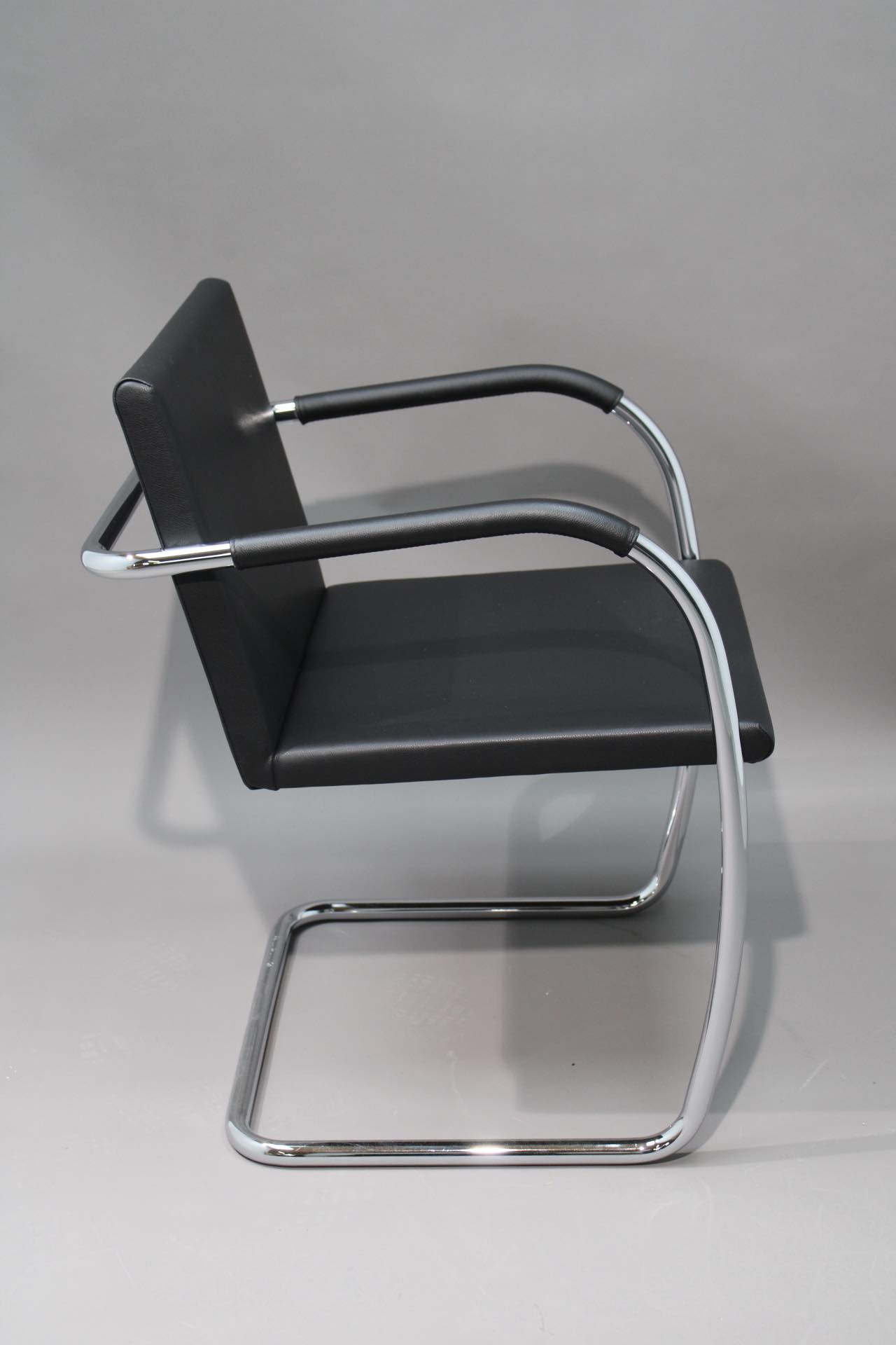 Brno Stuhl Tubular LEDER VOLO SCHWARZ EINZELSTÜCK Knoll International