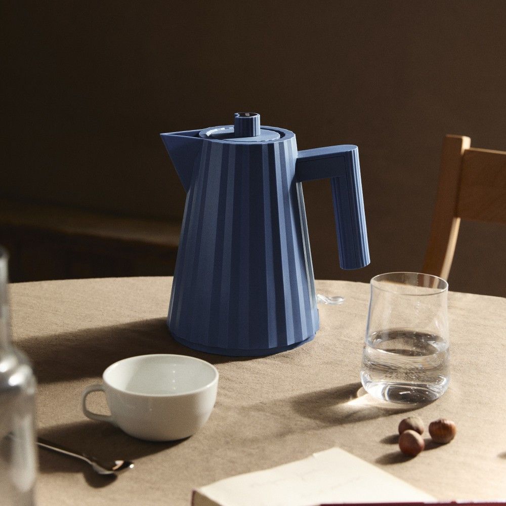 MDL06/1 Plissé Wasserkocher Small Alessi Blau