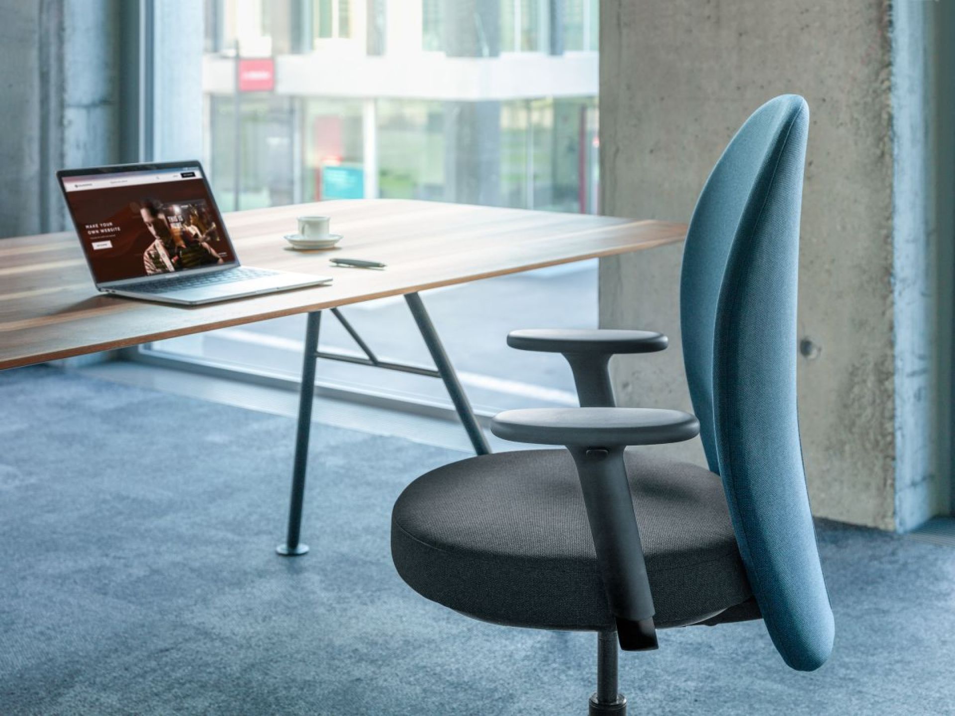 Akio Steel Tisch Girsberger