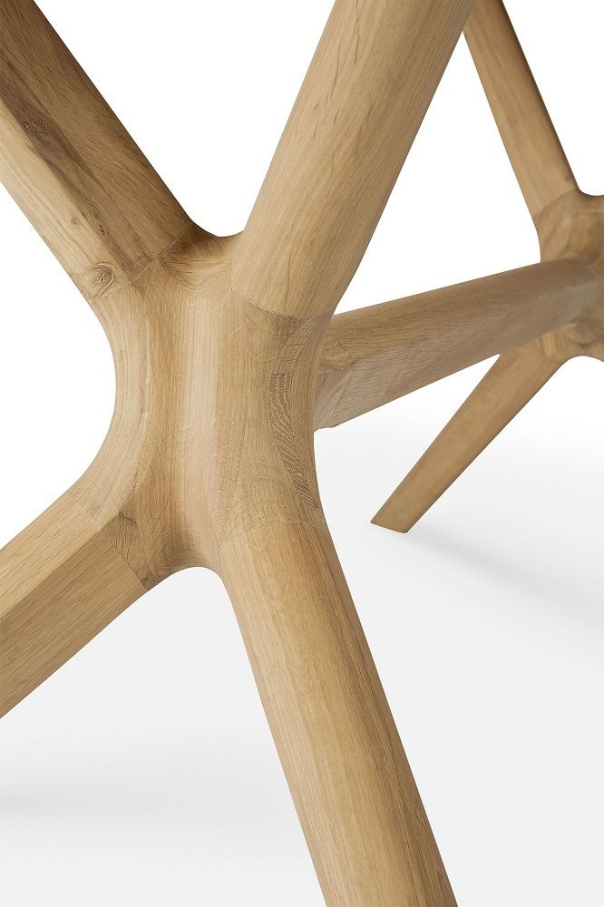 Detailaufnahme des Ethnicraft X Dining Table Esstischs: Massives Eichenholz, modernes Design, einzigartiges Untergestell.