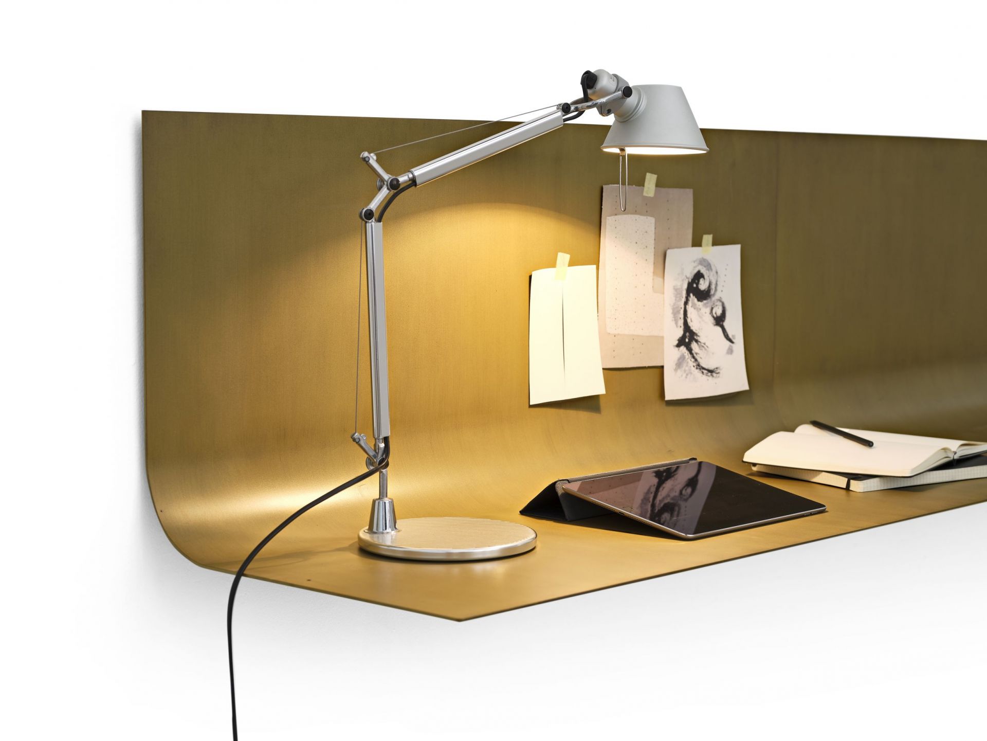 Sfoglia Wandtisch in patinierter Bronze von Mogg mit Lampe, Tablet und Notizbuch.