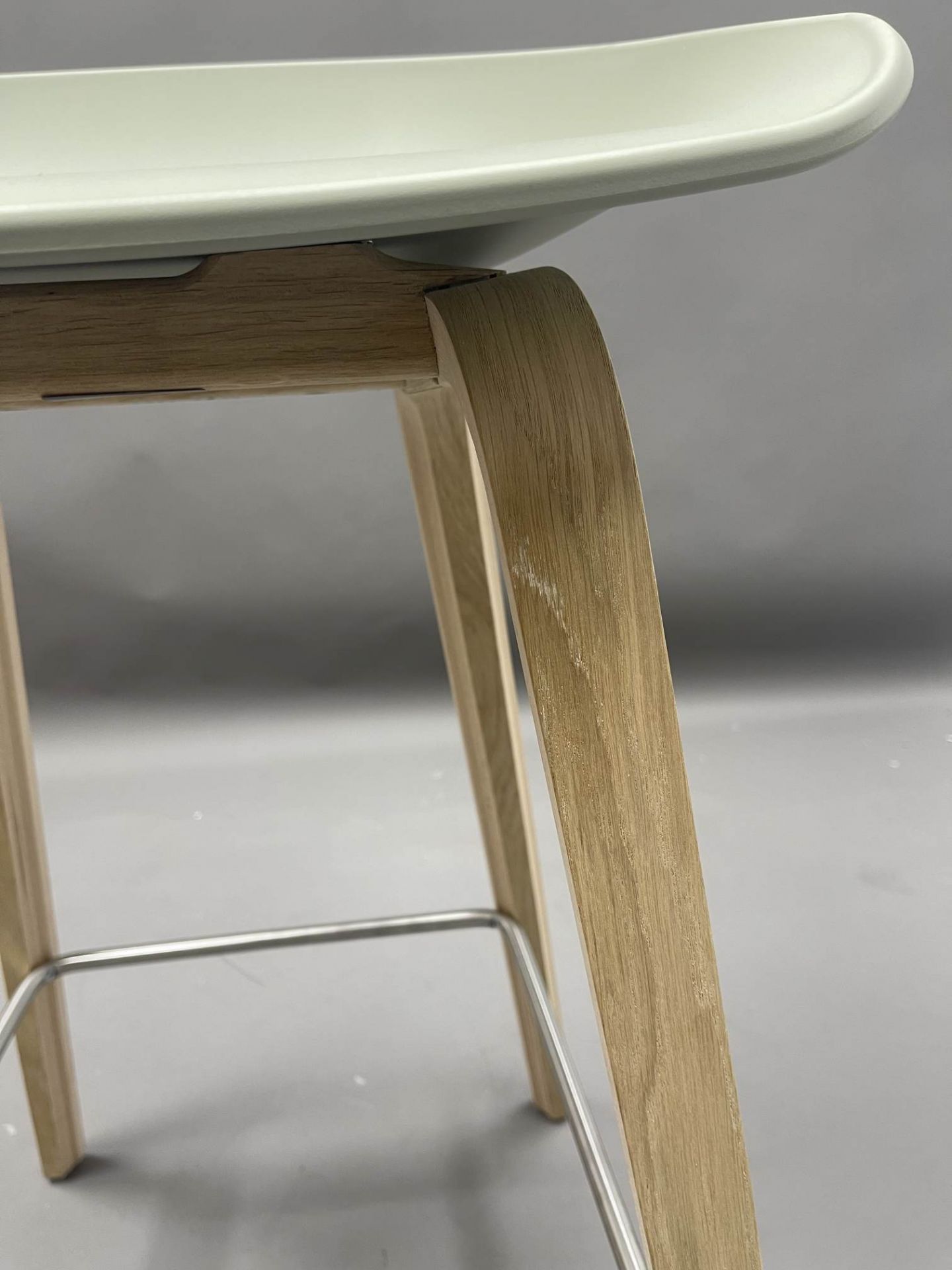 About a Stool AAS32 / AAS 32 Barhocker LOW EICHE GESEIFT / PASTELL GREEN Hay MÄNGELEXEMPLAR  
