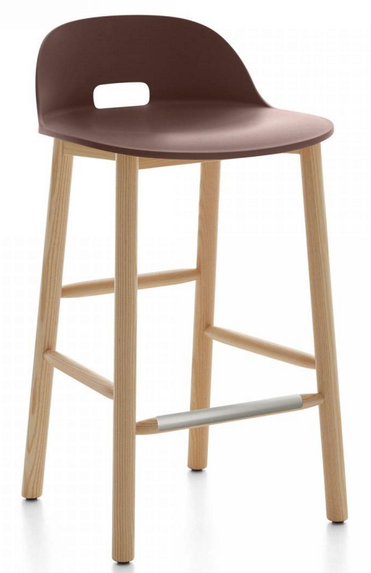 Alfi Barhocker mit niedriger Rückenlehne in Emeco-dunkelbraun, Holzbeine und Fußstütze aus Metall.