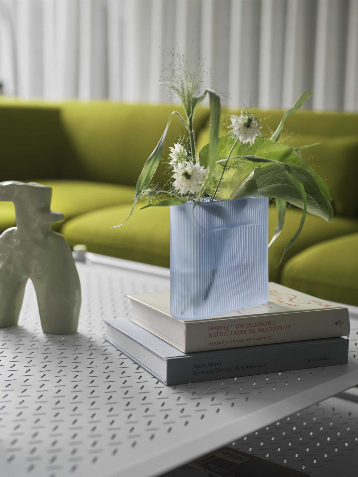 Ridge Vase Muuto Milchglas Hellblau H 35 cm Ridge Vase Muuto Milchglas Hellblau H 35 cm
