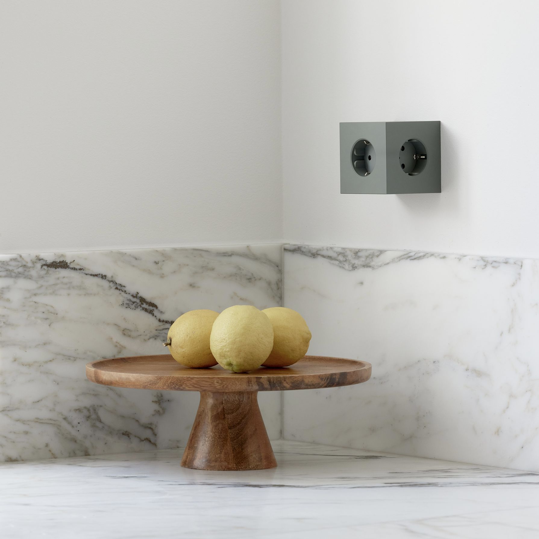 Square 2 - Avolt Steckdosenwürfel mit USB-C Eiche grün dfp Design