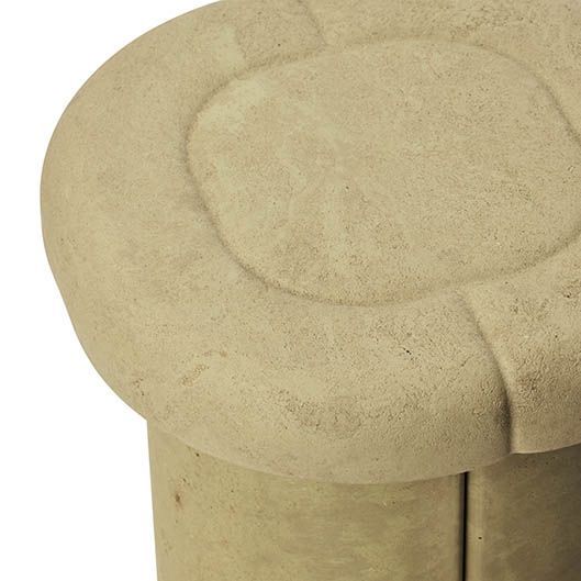 Detailaufnahme des Alder Stool Hockers von Mater, geeignet für Innen- und Außenbereiche.