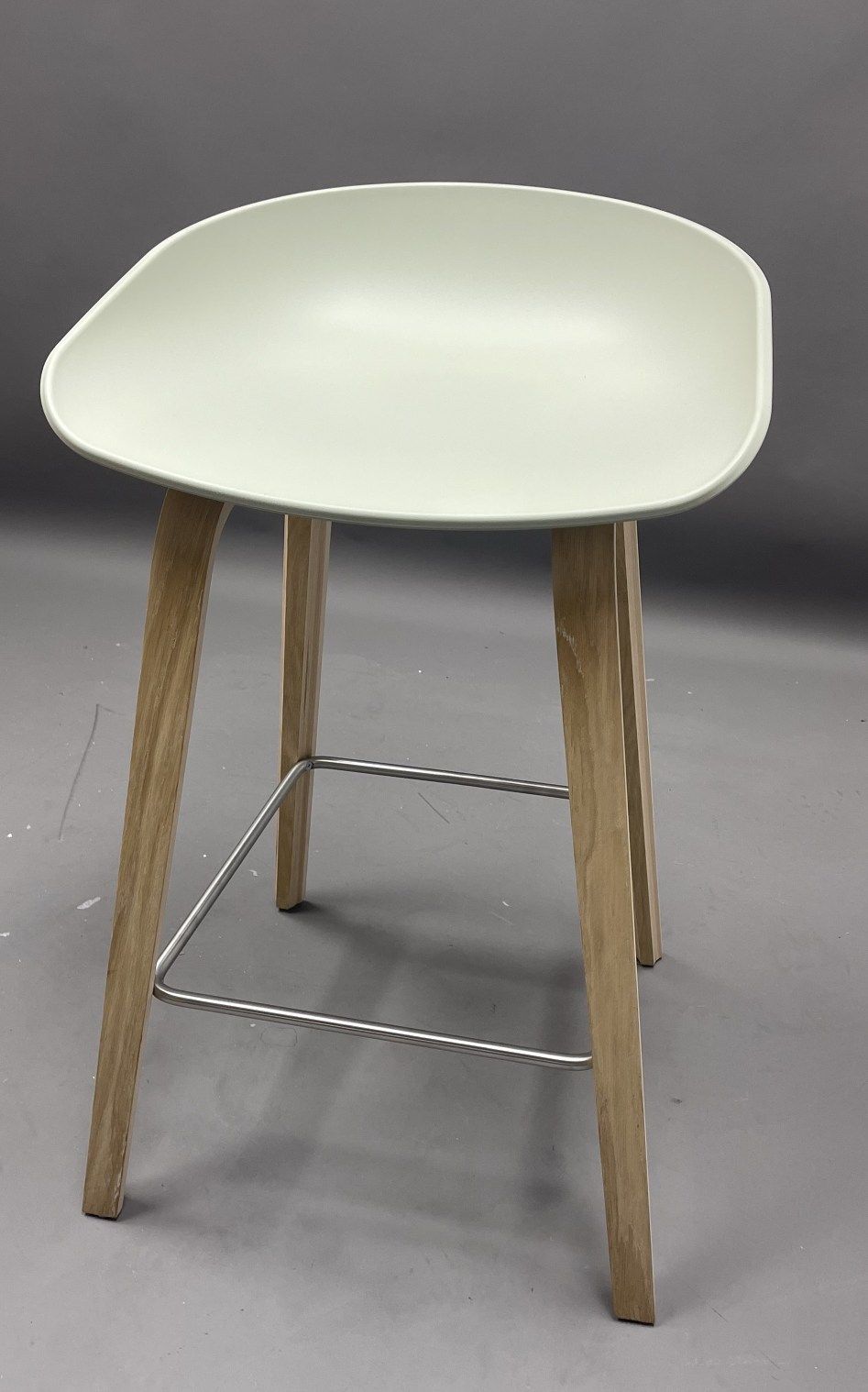 About a Stool AAS32 / AAS 32 Barhocker LOW EICHE GESEIFT / PASTELL GREEN Hay MÄNGELEXEMPLAR  