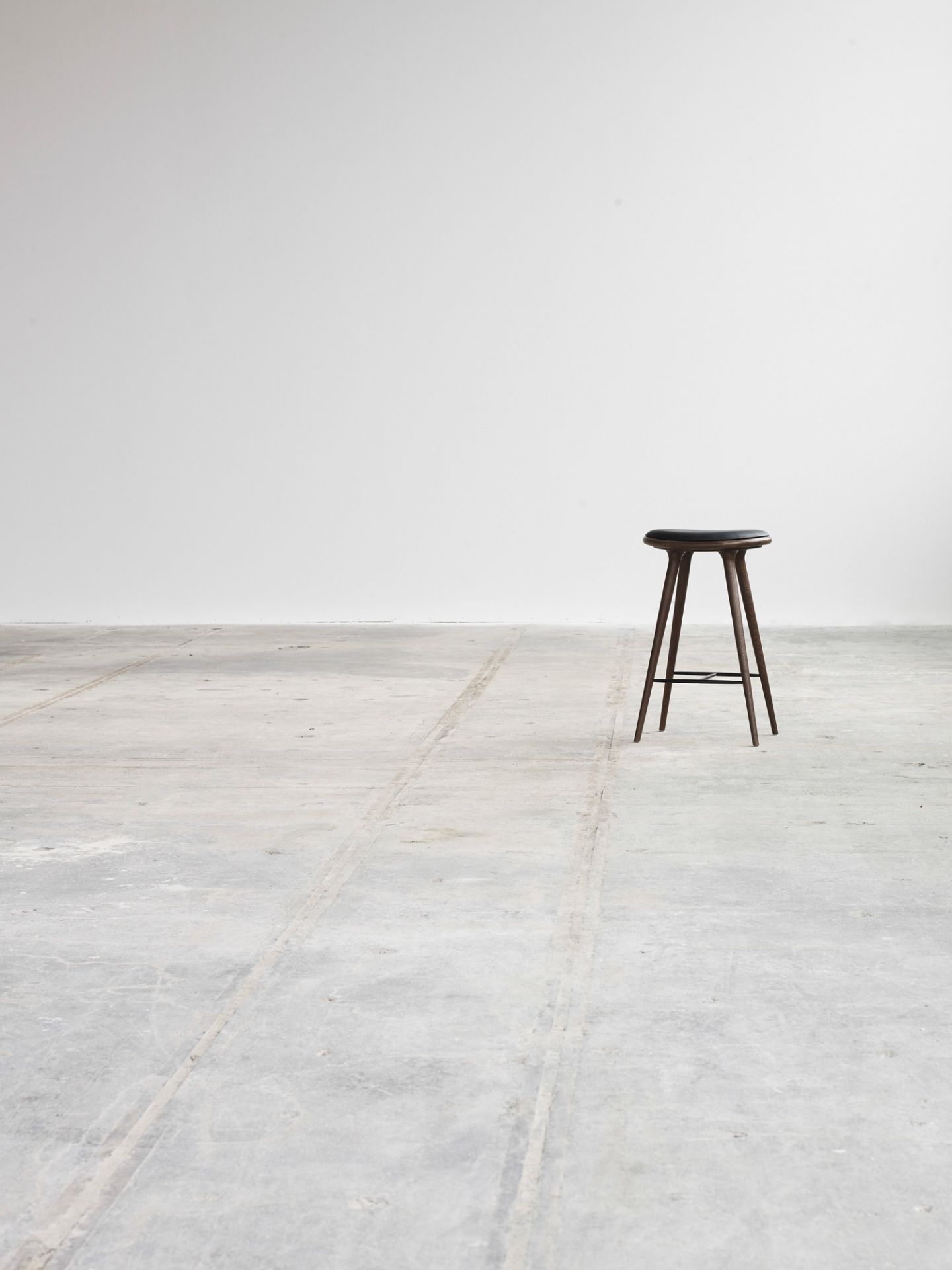 Stool Hocker / Barhocker dunkel gefärbte Buche Mater