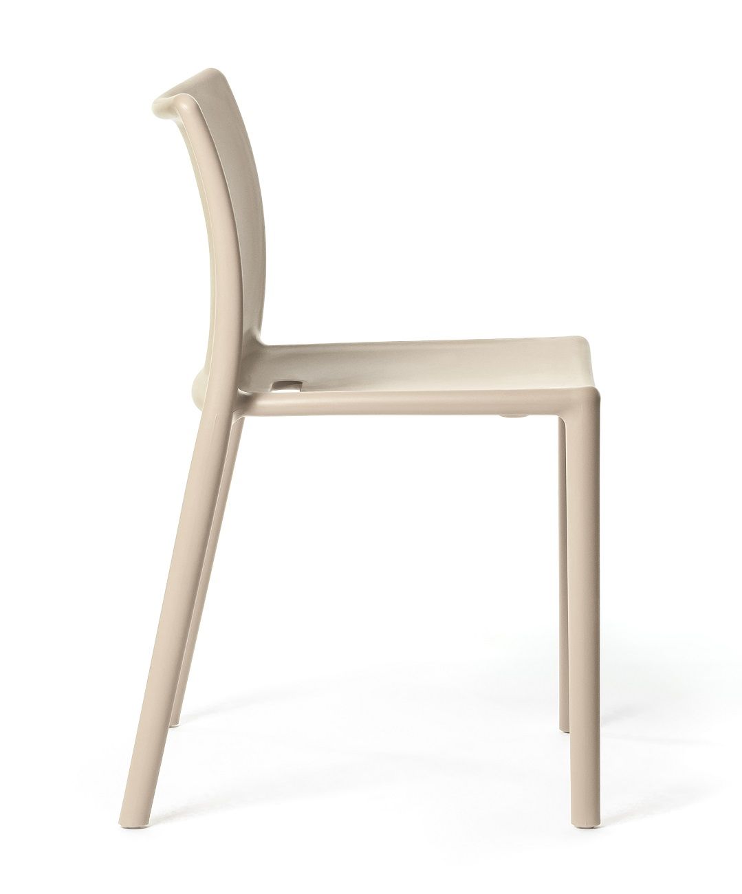 Air Chair Indoor/Outdoor Stuhl Magis  Seitenansicht des beigen Magis Air Chair Stuhls, geeignet für Innen- und Außenbereiche.