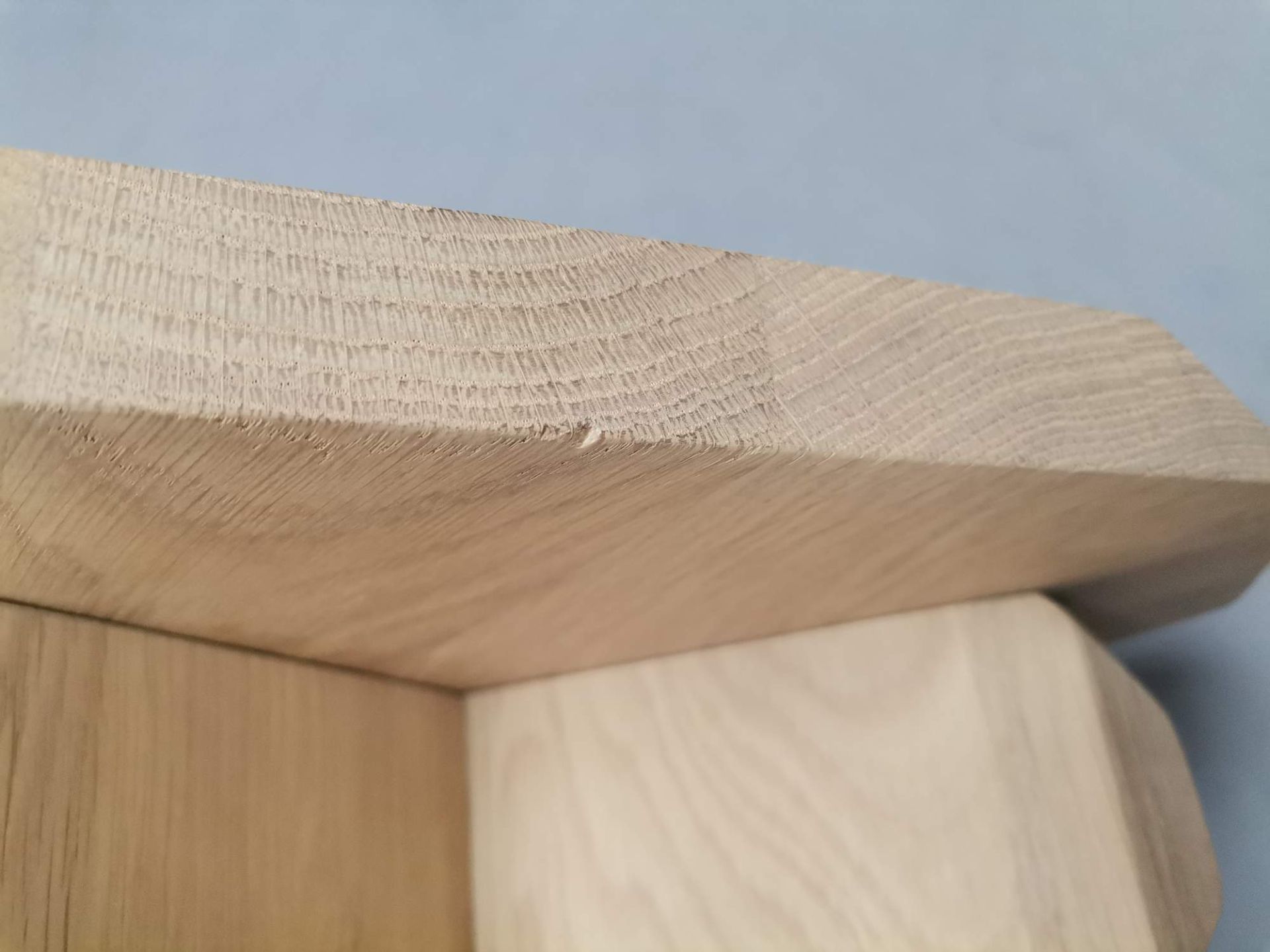 Fels Hocker EICHE GEWACHST MIT WEISS PIGMENTIERT Out MAENGELEXEMPLAR