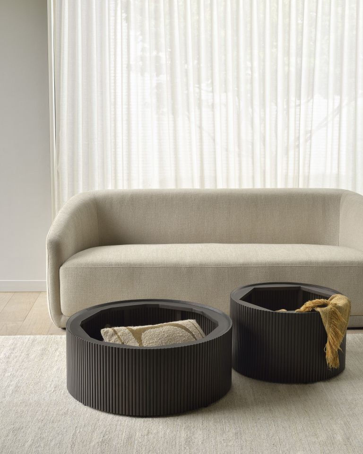 Roller Max Couchtisch aus Mahagoni, runder Wohnzimmertisch mit Stauraum, Ethnicraft Design.
