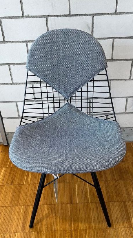 DKW-2 Wire Chair Stuhl mit Sitz und Rückenpolster HOPSAK DUNKELBLAU / ELFENBEIN Vitra AUSSTELLUNGSSTÜCK
