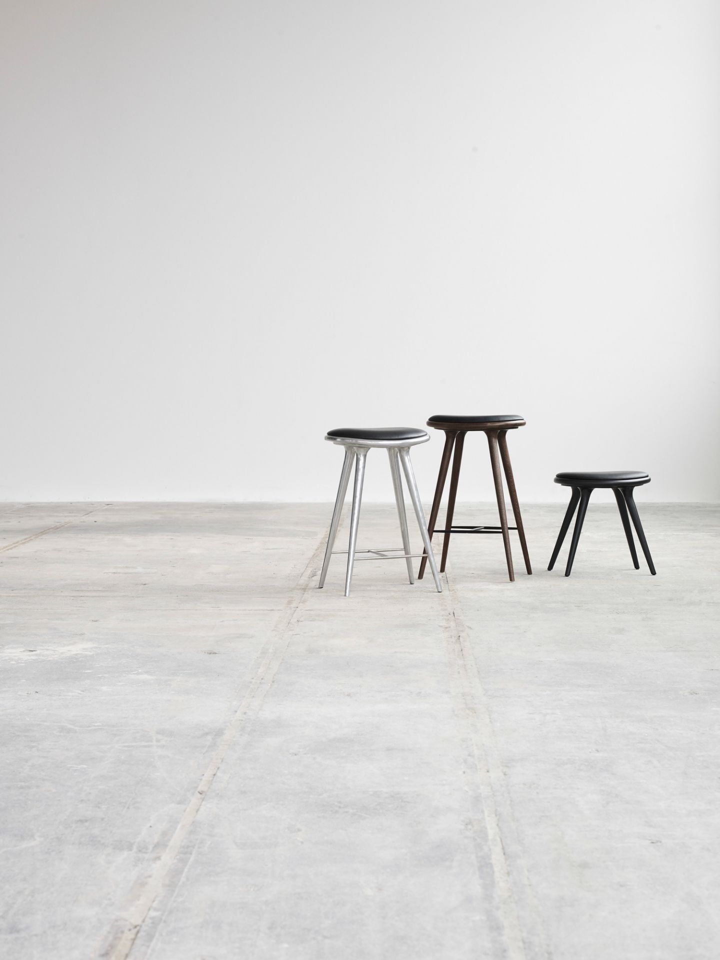 Drei Barhocker aus Buche in Schwarz, Braun und Silber. Moderne Sitzmöbel für Küche oder Bar.