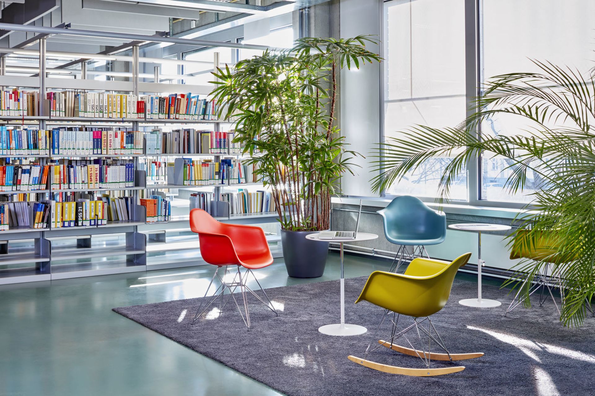 Eames Plastic Arm Rocking Chair RAR Schaukelstuhl mit Sitzpolster Vitra