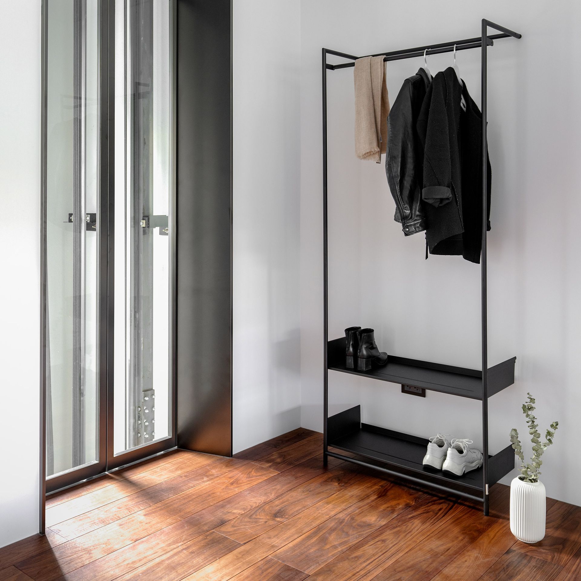 Comba Anlehngarderobe Mox Gestell chrom glanz Tablaren schwarz